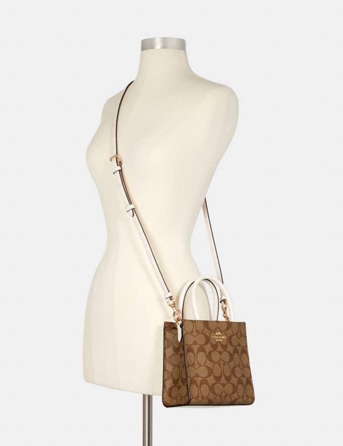 COACH MINI CALLY CROSSBODY IN SIGNATURE ((3599, 2184, 5693, 2134, 2183)) พร้อมส่งที่ไทยทันที! กระเป๋าสะพายครอสบอดี้ร์ กระเป๋าครอสบอดี้โท้ทมินิไซส์ รุ่นใหม่สุดฮอต!! ใบจริงคือน่ารักม้ากกกก!! สวยอยู่ทรง น่ารักน่าใช้ ทรงTote ปากกระเป๋าเปิดปิดแบบแม่เหล็ก ภายใน