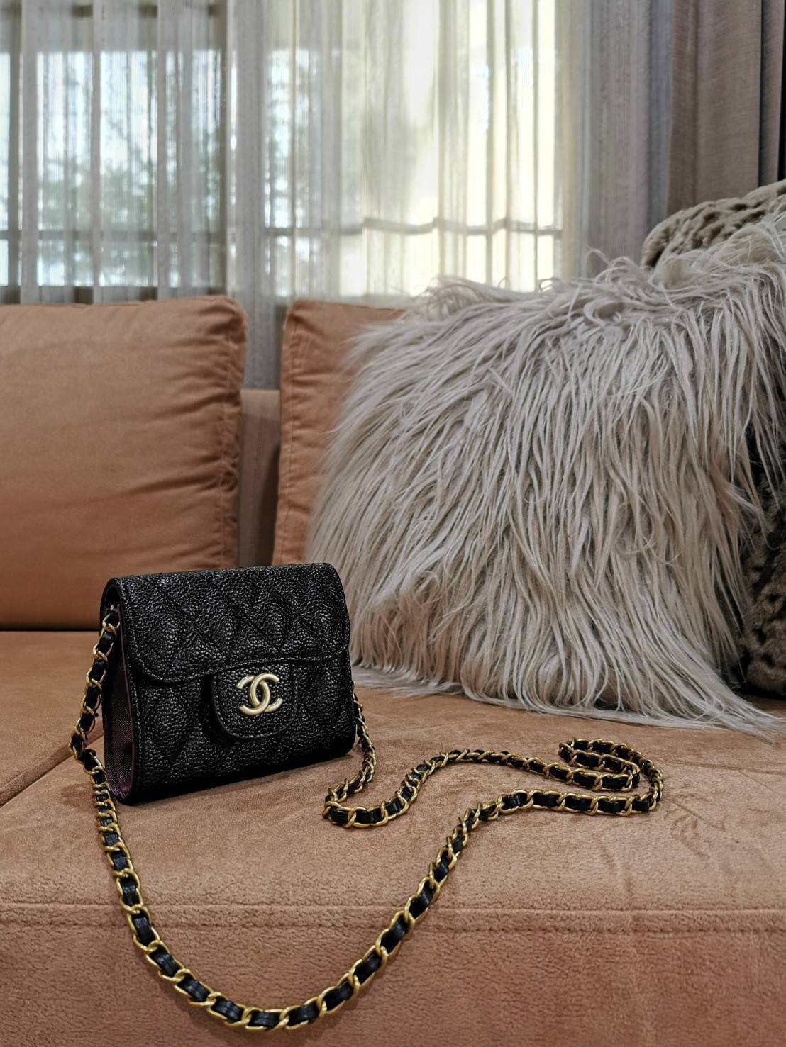 CHANEL BLACK CAVIAR BAG VIP GIFT WITH PURCHAS-GWP พรีเมี่ยมกิ้ฟ Chanel Lotte Duty Free! รุ่นยอดนิยมไอเท็มฮิตวัสดุหนังคาเวียร์สวยคลาสสิคเปิดปิดด้วยฝาปิดกระดุมด้านหน้ามีโลโก้แบรนด์อะไหล่ทองสวยหรูดูดีมาพร้อมสายโซ่ทองร้อยหนังจะสะพายไหล่ หรือ Crossbody ก็ดูดี 