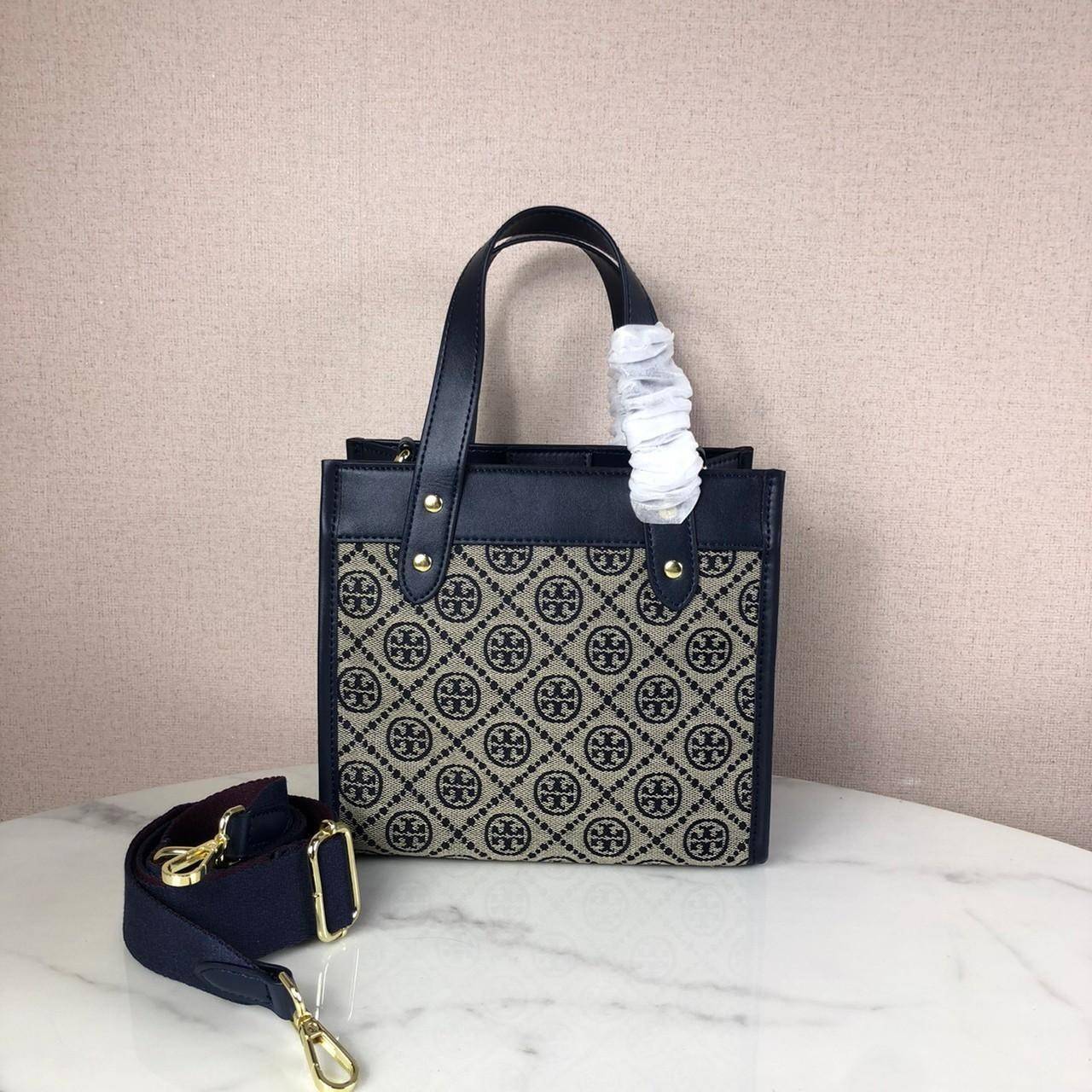 กระเป๋าถือ หรือสะพาย TORY BURCH เปิด - ปิดกระเป๋าด้วยกระดุมแม่เหล็ก ด้านในมีช่องใส่ของ 1 ช่อง และช่องซิป 1 ช่อง มาพร้อมสายสะพายยาว สามารถถอดและปรับได้ Free Size ค่ะ