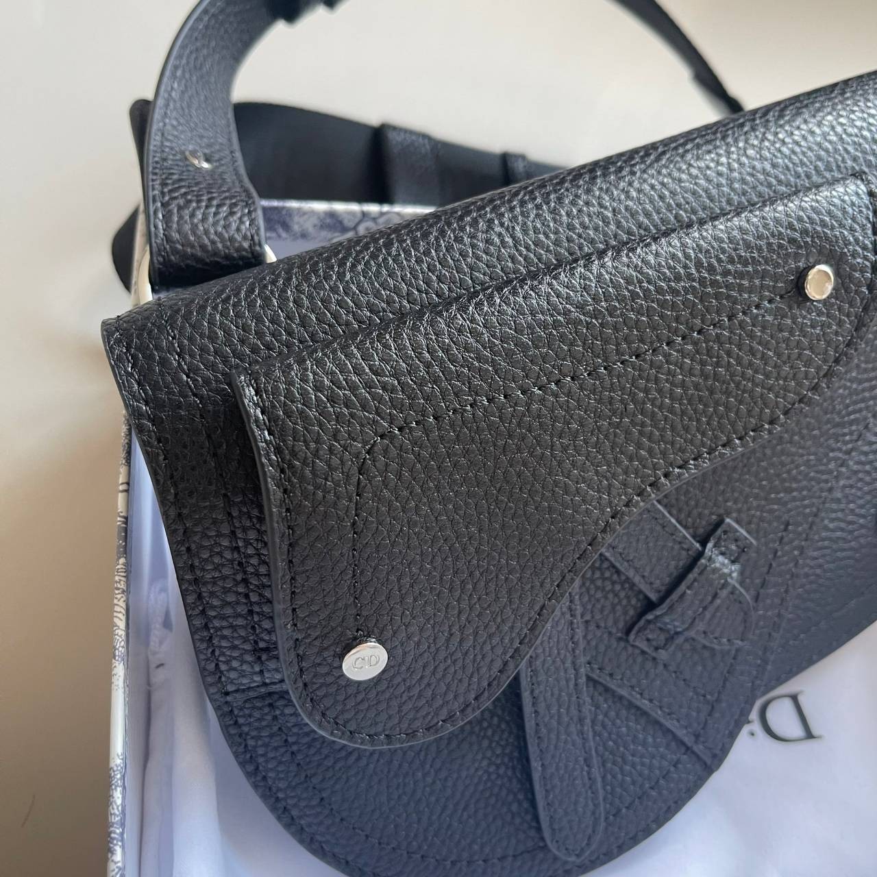 หนังแท้ CHRISTIAN DIOR SADDLE POUCH Black Grained Calfskin / DIOR SADDLE MESSENGER BAG พร้อมส่งที่ไทย กระเป๋า Saddle pouch คู่ใจขนาดกะทัดรัดและเหมาะสำหรับใช้ในชีวิตประจำวัน สีดำคลาสสิก เกรดออริจินอลหนังแท้ทั้งใบ ภาพสินค้าถ่ายจากงานขายจริง ใช้งานต่างประเทศ