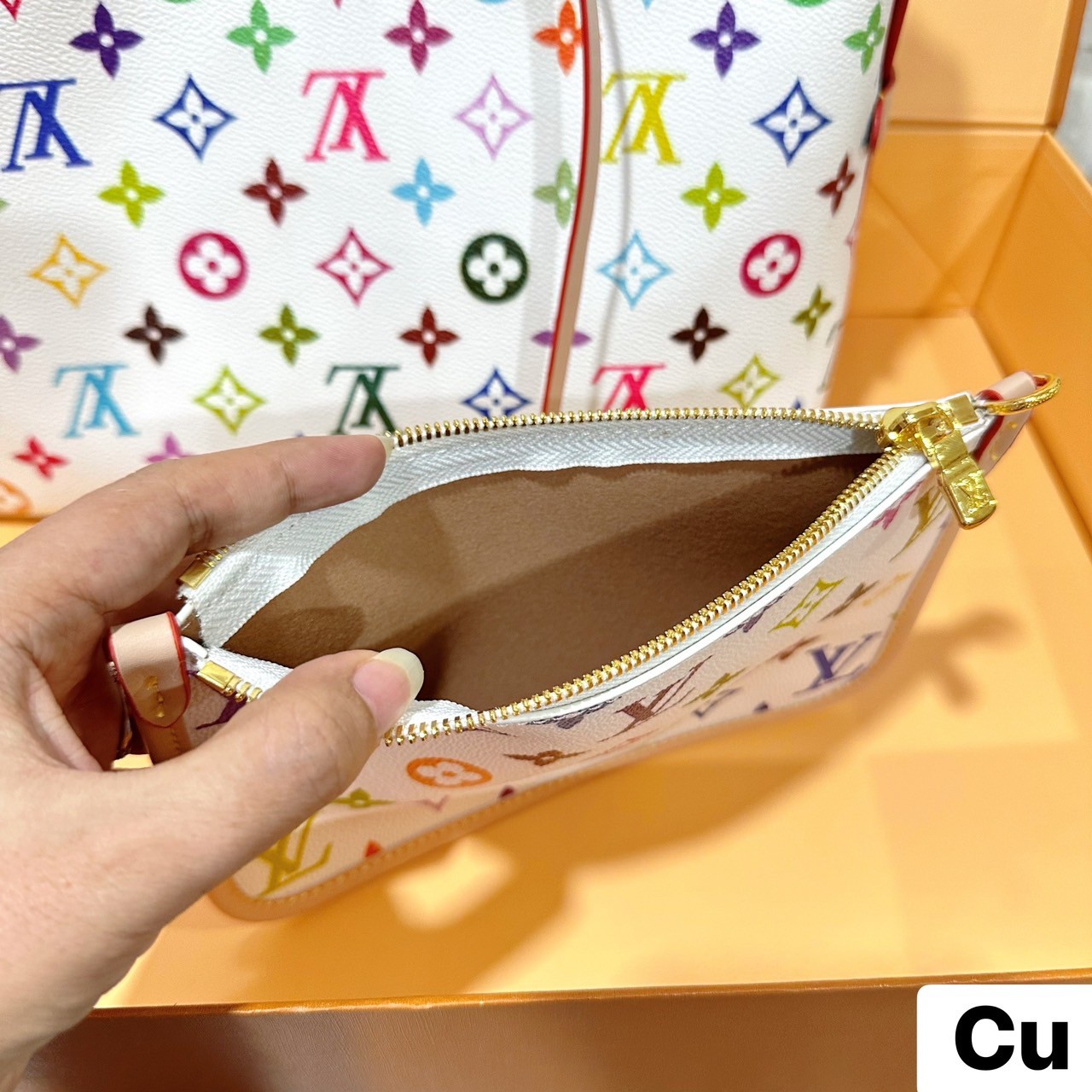 LV x TM CarryAll PM bag Multicolor Monogram Canvas กระเป๋าสะพายไหล่ทรงสวย รุ่นลิมิเต็ดสุดคลาสสิก แต่งแต้มดีเทลเปี่ยมชีวิตชีวา แคนวาสโทนสีสดใสดีไซน์ใหม่จากพาเลตต์สีเอกลักษณ์