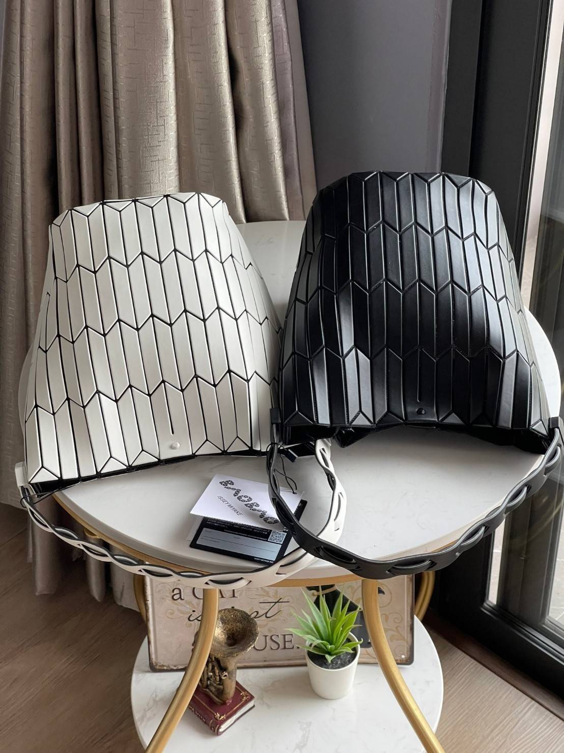 Large : Baobao Issey Miyake Large Bucket กระเป๋าบัคเก็ตขนาดใหญ่สามารถใช้ใส่ร่มพับได้หรือขวดน้ำขนาดเล็กได้ ซีรีย์ใหม่นี้มีจุดเด่นที่แผ่นรูปทรงสี่เหลี่ยมด้านขนานในแนวตั้ง เกิดเป็นรูปทรงสามมิติซึ่งแตกต่างไปจากรูปทรงที่เกิดขึ้นจากแผ่นสามเหลี่ยม หูหิ้วสามารถขย