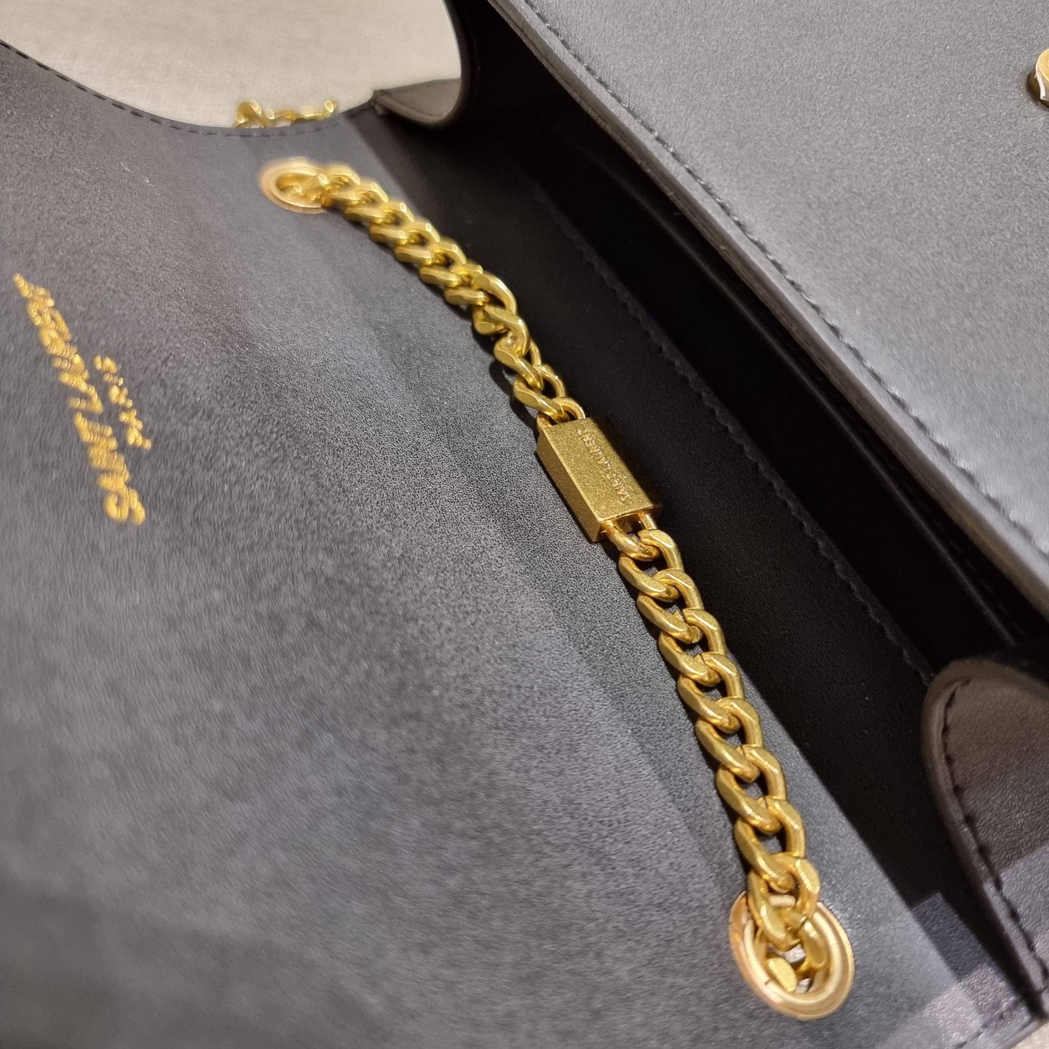 Yves Saint laurent small kate bag สุดหรู ทรง woc ที่แสนจะฮอตปรอทแตก ดีไซน์เรียบ แต่แอบมีดีเทลความหรูที่พู่ห้อยสีทองโดดเด่น เพิ่มความแพงอีกหนึ่ง วัสดุหนังแท้สัมผัสดีงาม ใช้งานง่ายเพียงแค่เปิด-ปิดด้วยกระดุมแม่เหล็ก ภายในเป็นช่องโล่ง มีช่องใส่บัตร ใส่มือถือ 