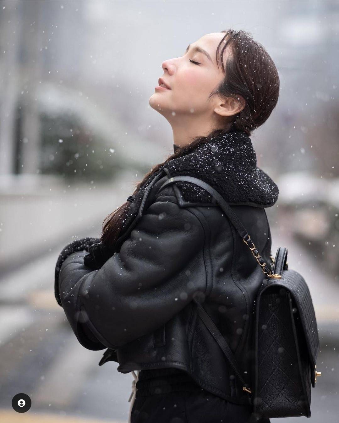 Chanel 22k backpack ที่สุดของไอเท็มที่ตัวแม่ยังต้องมี กับกระเป๋าสะพายทรงเป้ ดีไซน์สุดชิค รูปทรงสวยเป็นเอกลักษณ์ ใบใหญ่จุของคุ้ม สะพายออกทริปไปเที่ยวได้สบายๆ วัสดุหนังลายคาเวียร์ ผิวสัมผัสดี