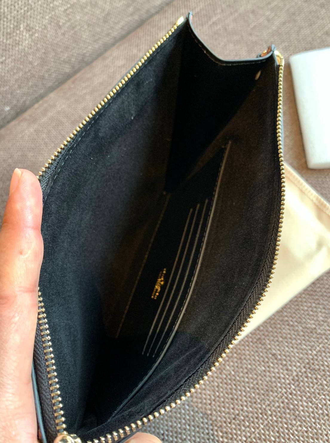 VIP 】จัดสินค้าคุณภาพมาให้สาวๆได้ใช้กันค่าา😘 Louis Vuitton Pochette Mélanie MM Monogram ใช้ขึ้นเครื่องได้เลย✈️ ✔️กระเป๋า ทรงคลัท แบบมีสายคล้องมือ ถอดออกได้หนึ่งสาย ✔️หนังแท้หนา ลายหนังพิมพ์ลายแบรนด์ได้สวยงามมากๆค่ะ