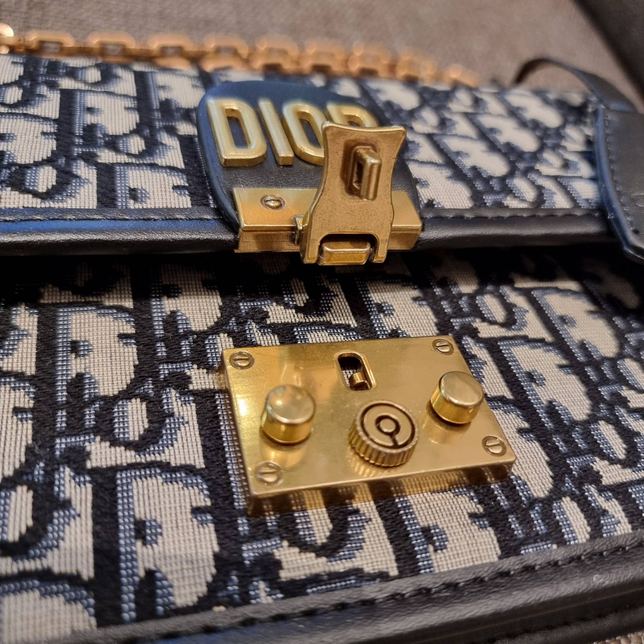 DIOR CD ADDICT FLAP BAG กระเป๋าสะพายดีไซน์คลาสสิค สวยผู้ดี โดดเด่นด้วยโลโก้และอะไหล่ตัวล็อคสีทอง เพิ่มดีเทลความหรูขึ้นไปอีก วัสดุผ้าแคนวาสทอลวดลายเอกลักษณ์ ภายในเป็นช่องโล่ง มีช่องซิป สายสะพายโซ่ในตัว ปรับใช้ได้ 2 แบบ สะพายข้าง หรือสะพายโซ่คู่ที่ไหล่ก็สะด