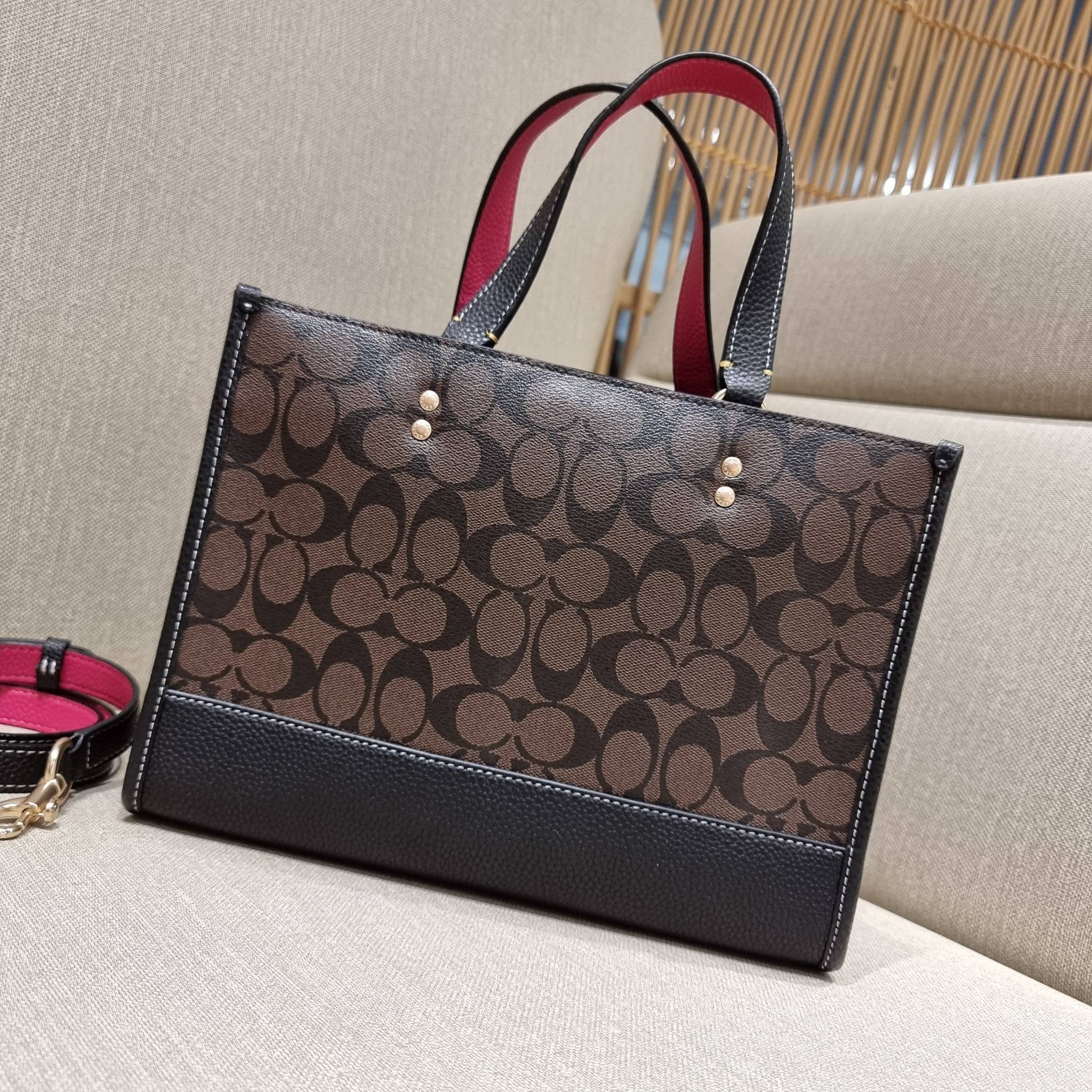 OUTLET 】COACH C6921 DEMPSEY CARRYALL IN SIGNATURE CANVAS WITH SOUVENIR SKYLINE APPLE ใหม่ล่าสุด จัดใหญ่ให้ไปเลย!! กระเป๋าทรงโท้ทไซส์ใหญ่กำลังสวย ใส่ของได้แบบจุๆ โดดเด่นด้วยโลโก้สุดหรู วัสดุหนังแคนวาสคุณภาพดีสลับหนัง pepble ภายในกระเป๋าเป็นช่องโล่ง ใส่ของส