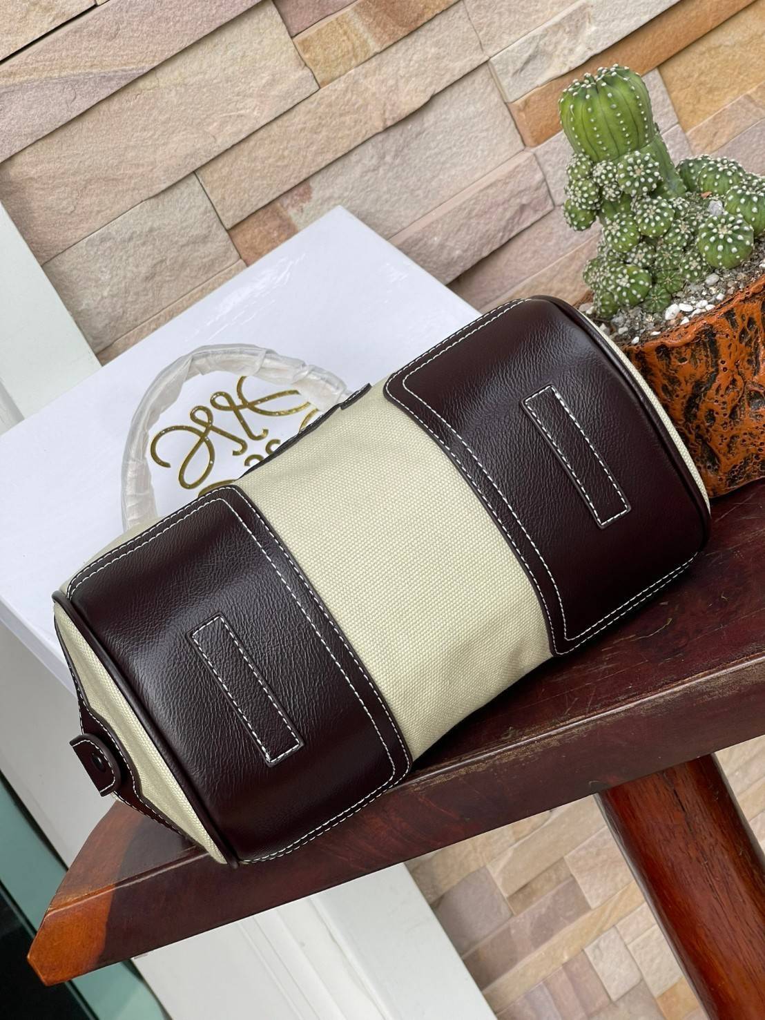 LOEWE ANAGRAM LOGO EMBROIDERED CANVAS VINTAGE MINI SHOULDER BAG กระเป๋าทรงหมอนแบบสะพายไหล่โลเอเว่ ด้านหน้าปักสัญลักษณ์โลโก้แอนนาแกรม สายหนังแท้ เป็นรุ่นที่มีขนาดไม่ใหญ่มาก แต่สามารถใส่ของสำคัญของตนเองเข้าไว้ข้างในได้ครบครัน นอกจากนี้ยังใช้ซิปยาว และซิปสอง