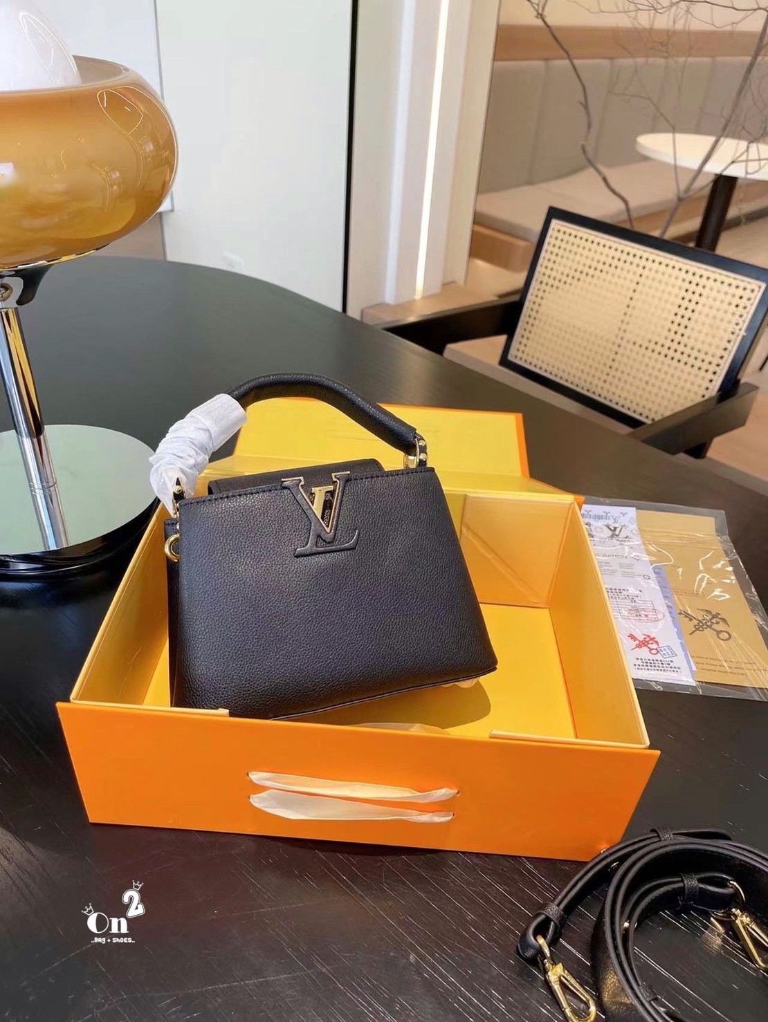 LV capucines top handle กระเป๋าถือสุดหรู ดีไซน์ทรงคลาสสิค อะไหล่สีทองปั้มทุกจุด มาพร้อมสายสะพายยาวงานจริงสวยทุกมุมเป๊ะปังมากค่ะ งานมาพร้อมหูจับในตัว ที่สุดของความสวยในราคาเบาๆ ด้วยรูปทรงวินเทจและวัสดุหนังลูกวัวสังเคราะห์ สัมผัสดี ขับผิว ทำให้ไอเท็มนี้สะกด