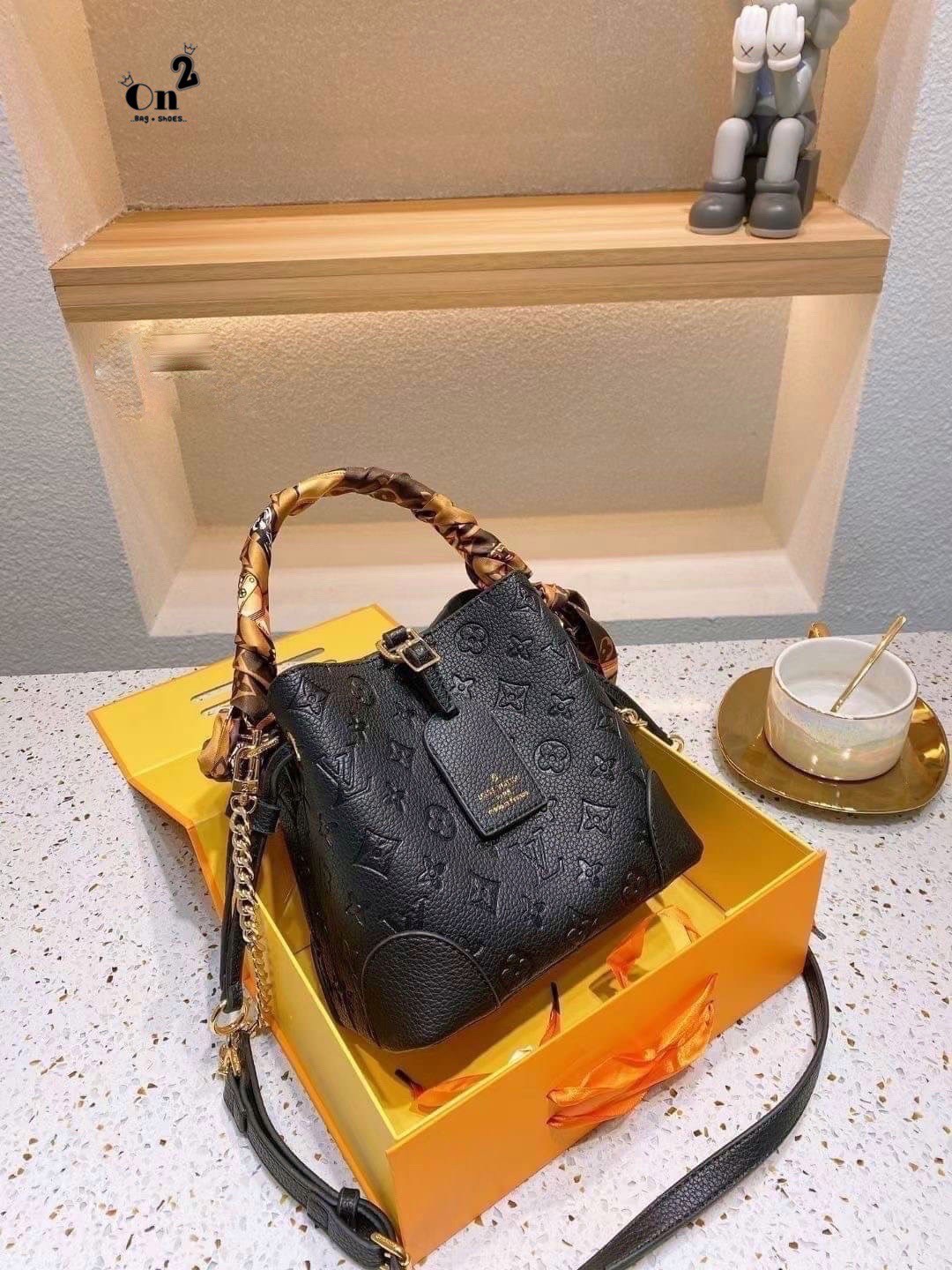 LV NeoNoe Beloved Monogram กระเป๋าสะพายทรงหรูหรา มีสไตล์ เป็นเอกลักษณ์ลงตัวสมบูรณ์แบบ จุของได้เยอะมาก งานปั้มลายโมโนแกรมเต็มใบ ใบจริงสวยมากกกก ได้สวยก่อนใคร ต้องจัดแล้วจ้า พร้อมส่งความสวยที่นี่ ที่เดียว!!