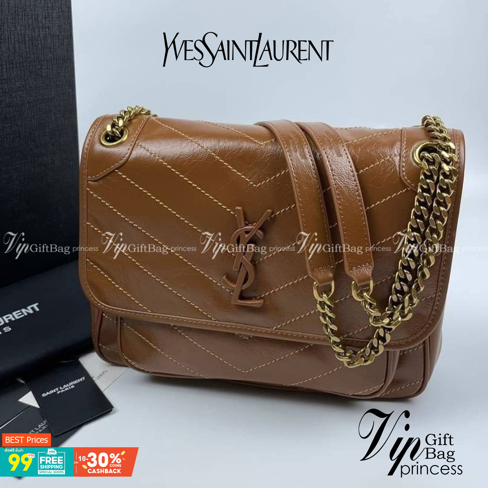 Saint Laurent Niki shoulder bag กระเป๋าสะพายรุ่นโดดเด่นด้วยโครงสร้างทำจากหนังวัว หนังมันเงา นิ่ม งานสวยมากๆ ค่ะ ด้านหน้าประดับโลโก้แบรนด์ และมีช่องสำหรับเก็บของที่หยิบใช้บ่อย ตอบโจทย์การใช้ชีวิตระหว่างวันได้ดีมากๆ สายสพายดีไซน์ได้หลายรูปแบบ แมทกับการแต่งต