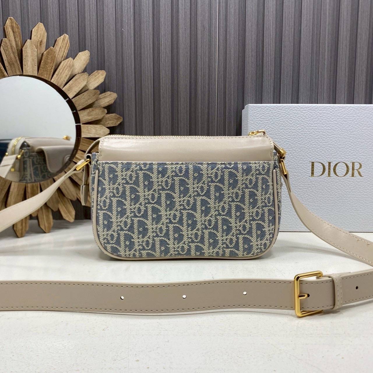 ORI หนังแท้ | DIOR Small 30 Montaigne Pocket Bag กระเป๋าสะพาย รุ่นใหม่สําหรับ Fall 2025 โดดเด่นด้วยลายเส้นอันงดงามและขนาดที่กะทัดรัด