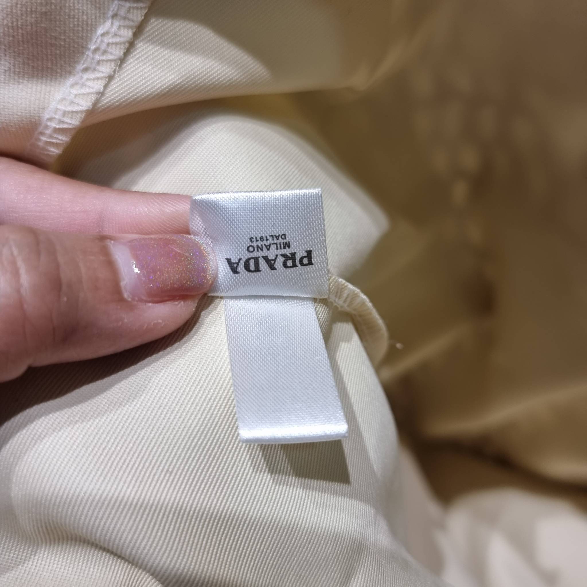 PRADA RAFFIA TOTE BAG สวยไม่ซ้ำใคร สไตล์บีช เหมาะมากกับการสะพายไปเที่ยวทะเล หรือจะใช้ในวันสบายๆก็ตอบโจทย์ กับกระเป๋าสะพายสานใบใหญ่ ตัวกระเป๋าเป็นวัสดุสังเคราห์จากธรรมชาติ