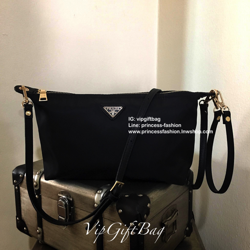 ที่สุดแห่ง Best Seller ~~ งานพรีเมี่ยมกิ้ฟ จากเคาเตอร์ต่างประเทศ จากแบรนด์ PRADA เป็นกระเป๋า เครื่องสำอางค์ แต่มีสายสะพายยาวให้ 2 สาย เป็นแบบคล้องแขน และสะพายข้างลำตัว ใช้เป็น shoulder bag ได้เลยค่า หรือ ถือลำลองสวยๆ ก้อเลิศค่ะ คุ้มมากค่ะ ภายในมีช่องแบ่งเ