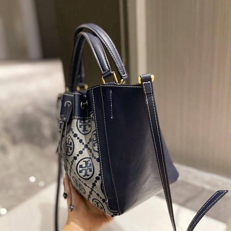 Tory T Monogram Mcgraw Dragonfly / Tory burch bucket กระเป๋าถือหรือสะพายไหล่ วัสดุหนัง Jacquard อะไหล่ทอง ทรงปีก เปิด-ปิด ด้วยกระดุมแม่เหล็ก ด้านในโลง มี 2ช่องเล็ก จุของได้เยอะ น้ำหนักเบา สายสะพาย crossbody ได้ ปรับระดับได้