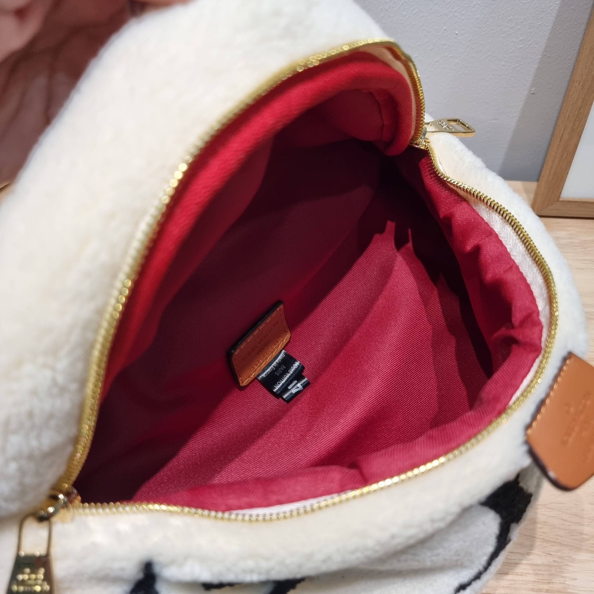 LV BUM BAG MONOGRAM TEDDY FLEECE / LV Teddy Limited Edition Bumbag ไอเท็มที่ต้องมี กับกระเป๋าคาดอก ดีไซน์เอกลักษณ์ โดดเด่นด้วยจัมโบ้ฟ้อนท์สีตัดกับตัวกระเป๋า เปิด-ปิดด้วยซิป ภายในเป็นช่องโล่ง โดยตัวกระเป๋าจะมีหูจับในตัว และสายสะพายที่สามารถปรับได้ตามตัว รุ