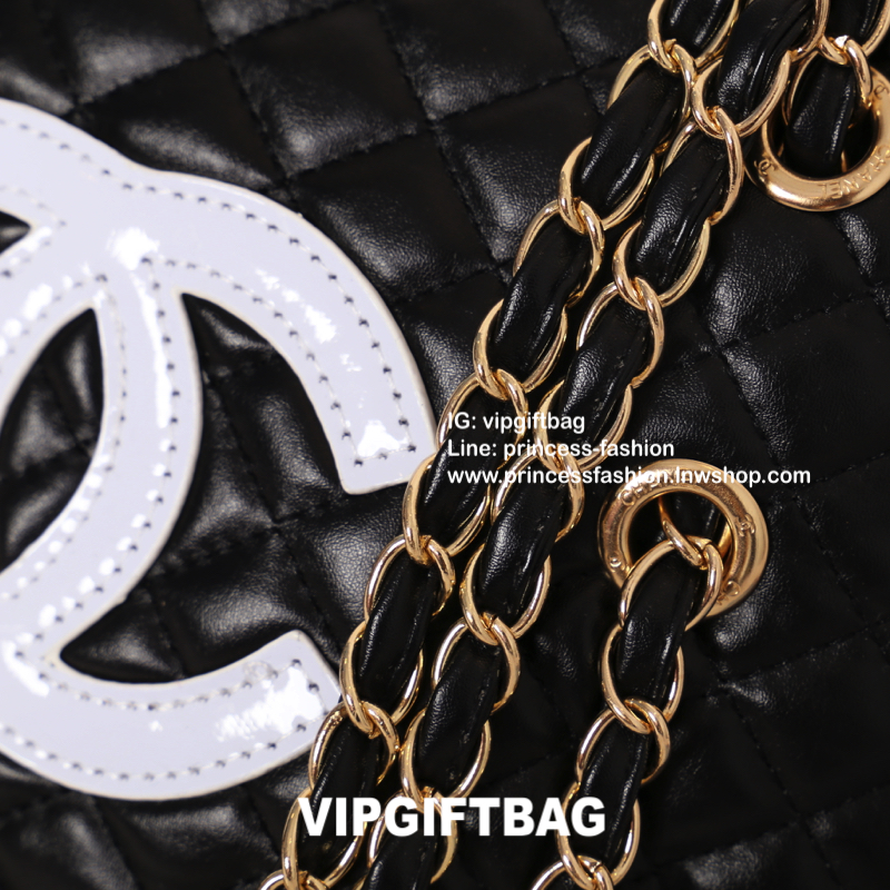 Chanel Tote Shoulder Bag With Chain VIP Gift With Purchase (GWP) สินค้า VIP Gift With Purchase (GWP) รุ่น Limited Edition พรีเมี่ยมกิ้ฟของแท้ กระเป๋าทรง tote วัสดุหนังเรียบลายตาราง สวยหรู อะไหล่ทอง ด้านหน้าแต่งโซ่ร้อยหนัง ดีเทลโดดเด่น พร้อมเย็บโลโก้หนัง C