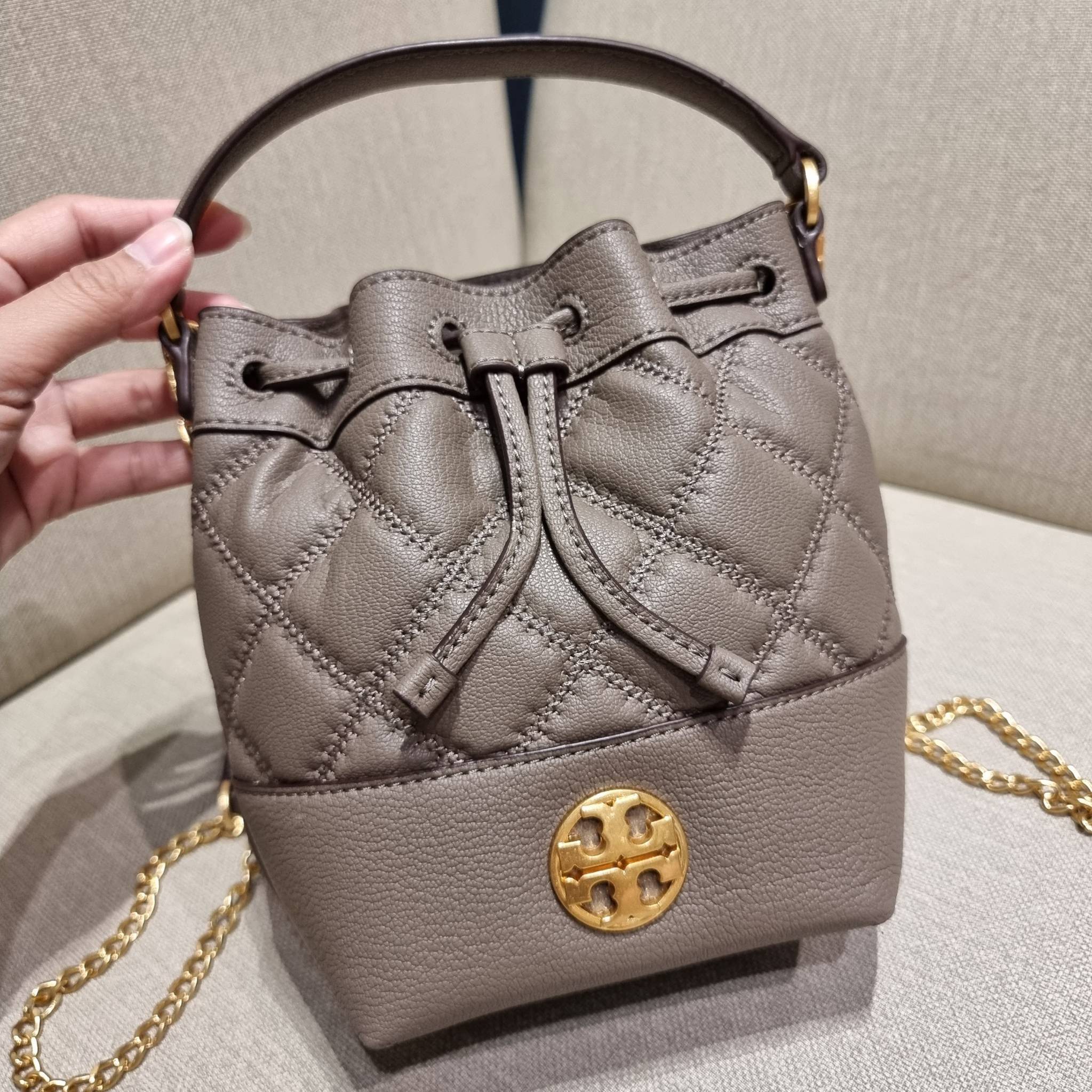 TORY BURCH WILLA MINI BUCKET BAG NEW ARRIVAL สุดปัง กระเป๋าสะพายทรงบัคเก็ต สวยผู้ดี โดดเด่นด้วยโลโก้สีทองดูหรู อัพลุคผู้ดี๊ผู้ดี วัสดุหนังแท้ ดีไซน์บุนวม เส้นคมดีเทลหรู เปิด-ปิดหนังรูดปากกระเป๋า มีหูหิ้วในตัว คล้องแขนเก๋ๆ ภายในเป็นช่องโล่ง มีช่องย่อย ใส่ข