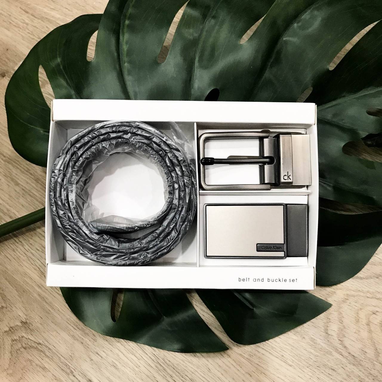 ห้ามพลาด! เซทสุดคุ้ม! ซื้อ1ได้ถึง2! CALVIN KLEIN REAL LEATHER BELT VALUE PACK Limited Edition เข็มขัดหนังแท้ พร้อมหัวเข็มขัด2แบบคุณภาพดีตามแบบฉบับของแบรนด์ สายเข็มขัดสามารถกลับด้านใช้ได้ทั้งสีดำและสีน้ำตาลเหมือนมี2เส้น2หัวสลับใช้ได้ไม่จำเจ มาพร้อมถุงกระดา