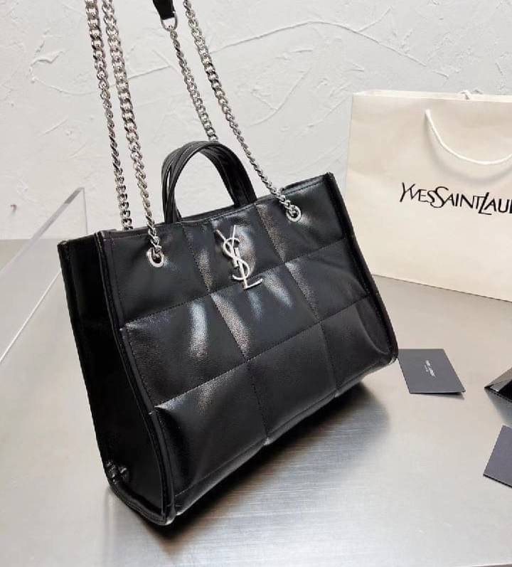 SAINT LAURENT shoulder bag Silver Tone / YSL Shopping Bag / YSL TOTE BAG กระเป๋าถือทรงช็อปปิ้ง พร้อมส่ง โดดเด่นด้วยโลโก้แบรนด์อะไหล่เงินสวยหรู ภายในกระเป๋ากว้างใส่สัมภาระได้เยอะ มีช่องซิปแยกย่อยให้ใส่ของจุกจิกหนึ่งช่องนะคะ