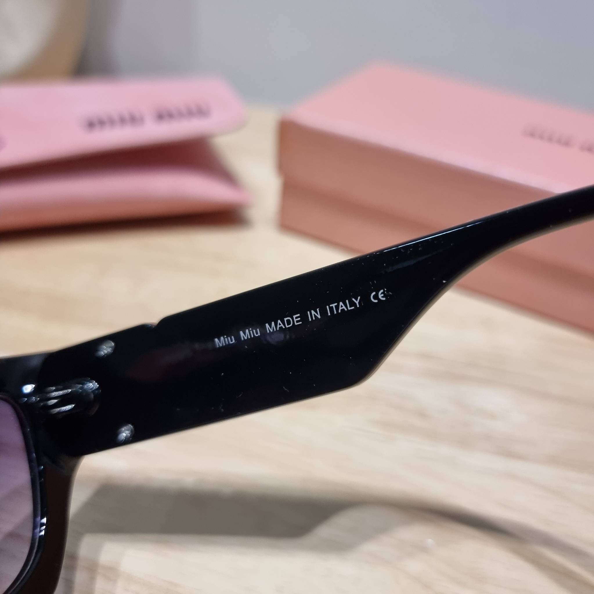 MIU MIU Sunglasses UV protection มาพร้อมอุปกรณ์ครบเซ็ท สวยปัง สวยตะโกน มีพกติดตัวไว้ไม่ตกเทรนด์ ใส่เสริมโหงวเฮ้ง ดูผู้ดี ใช้ได้ทุกโอกาส ทุกสถานการณ์ ใส่ที่บ้านถนอมสายตา ใส่ออกข้างนอกกันแดด กันลม กันฝุ่นก็มั่น ก็เลิศทั้งหมด