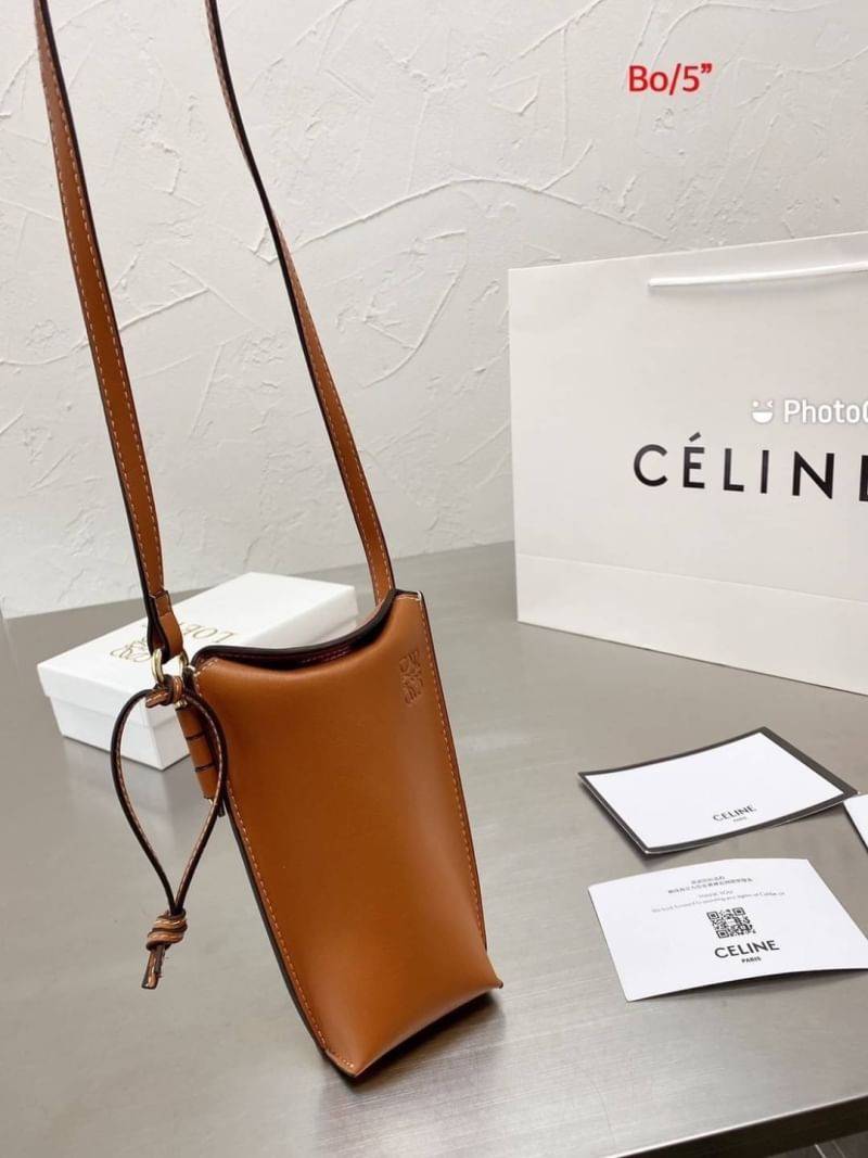 Loewe Pocket Shoulder Bag / LOEWE MINI CROSSBODY BAG / Loewe Phone Bag รุ่นยอดฮิต ไซส์มินิ ที่ใครๆก็ต้องรู้จัก!! กับกระเป๋าสะพายเอนกประสงค์ สำหรับถนอมโทรศัพท์มือ หรือจะประยุกต์ใช้ใส่เงิน พกแทนกระเป๋าสตางค์ก็สะดวก