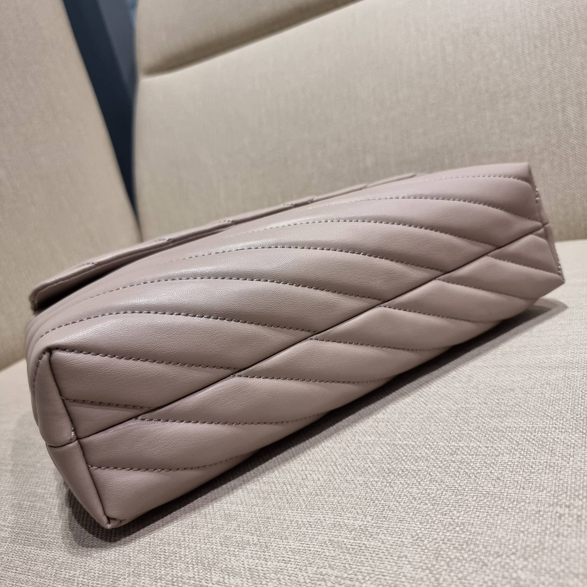 TORY BURCH KIRA CHEVRON CONVERTIBLE SHOULDER BAG กระเป๋าสะพายรุ่นยอดฮิต ไซส์ใหญ่จัดเต็มให้เน้นๆ ใช้ยังไงก็ดูหรู ดีไซน์เฉพาะตัว วัสดุหนังแกะ สัมผัสนิ่ม เปิด-ปิดด้วยกระดุมแม่เหล็ก ภายในเป็นช่องโล่ง แบ่งสัดส่วนไว้ดีมากๆ ใส่กระเป๋าสตางค์ มือถือ เครื่องสำอางค์