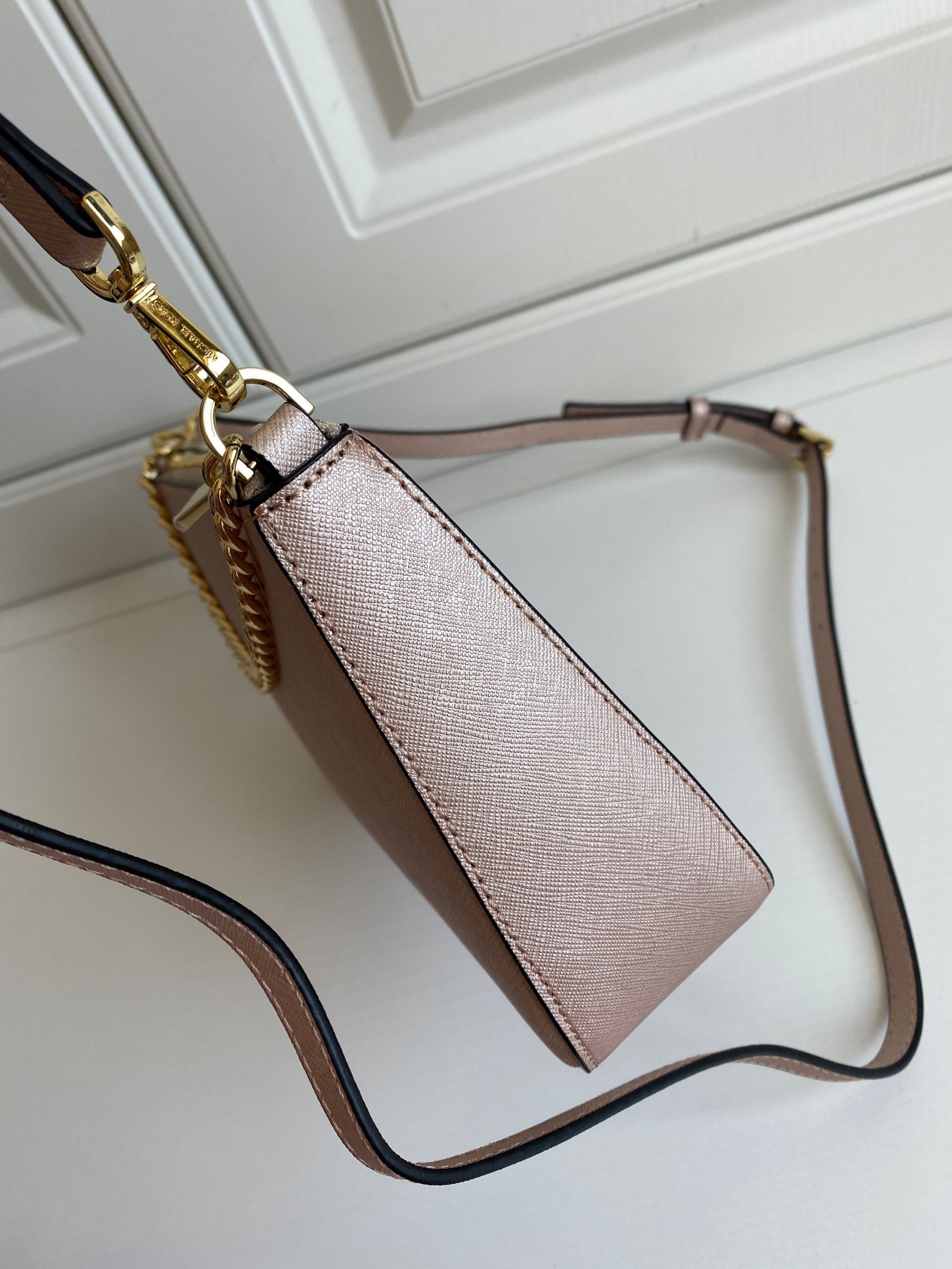 MICHEAL KORS SAFFIANO CROSSBODY BAG / MK Chain Pouchette Bag พร้อมส่ง 4 สี กระเป๋าสะพายข้าง ทรงสวย วัสดุหนัง SAFFIANO คุณภาพดี สวยอยู่ทรงแข็ง