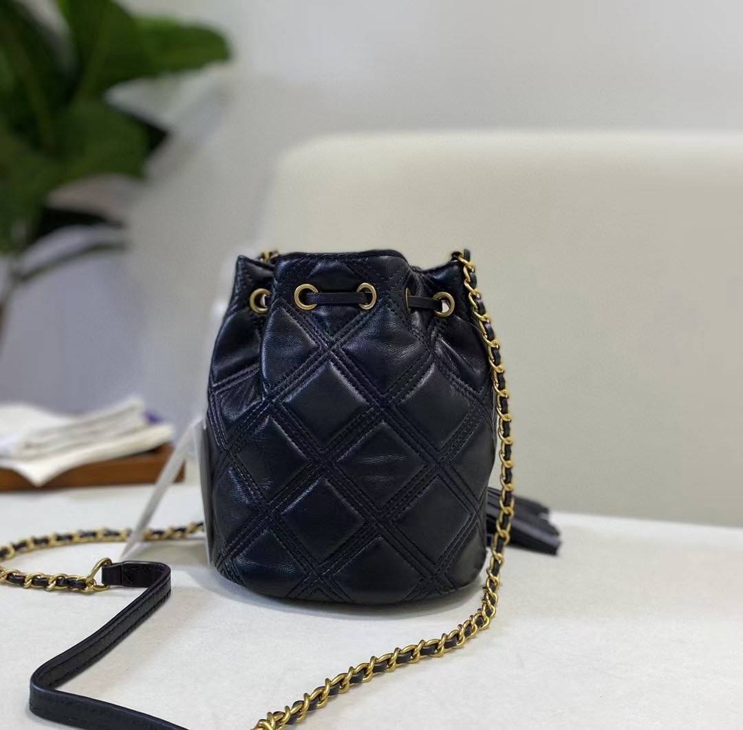 Tory Burch Fleming Soft Mini Bucket Bag กระเป๋าทรงขนมจีบขนาดมินิรุ่น Fleming ที่ตัดเย็บจากหนังแท้