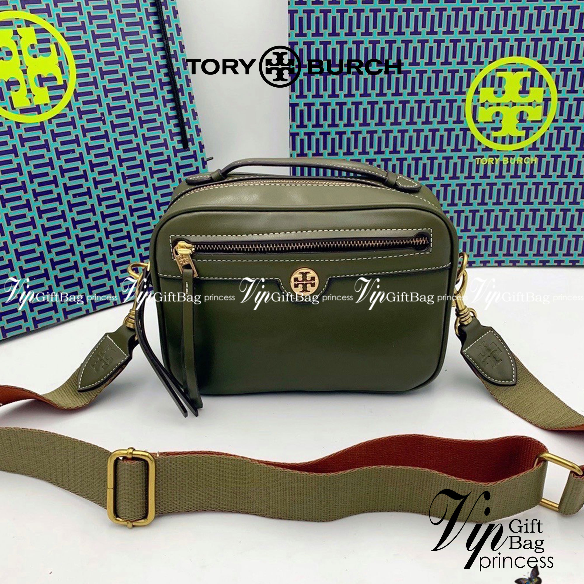 TORY BURCH T MONOGRAM JACQUARD CAMERA BAG กระเป๋าสะพาย Crossbody วัสดุหนังวัวแท้ การออกแบบเรียบง่าย ยังคงความหรูหราเอาไว้ โดดเด่นด้วยลวดลาย T Monogram มาพร้อมสายสะพายยาวแบบสปอร์ต ถอดออกได้ สายปรับระดับได้ ตอบสนองการใช้งานได้ดี มีหูหิ้วด้านบนสามารถใช้งานได