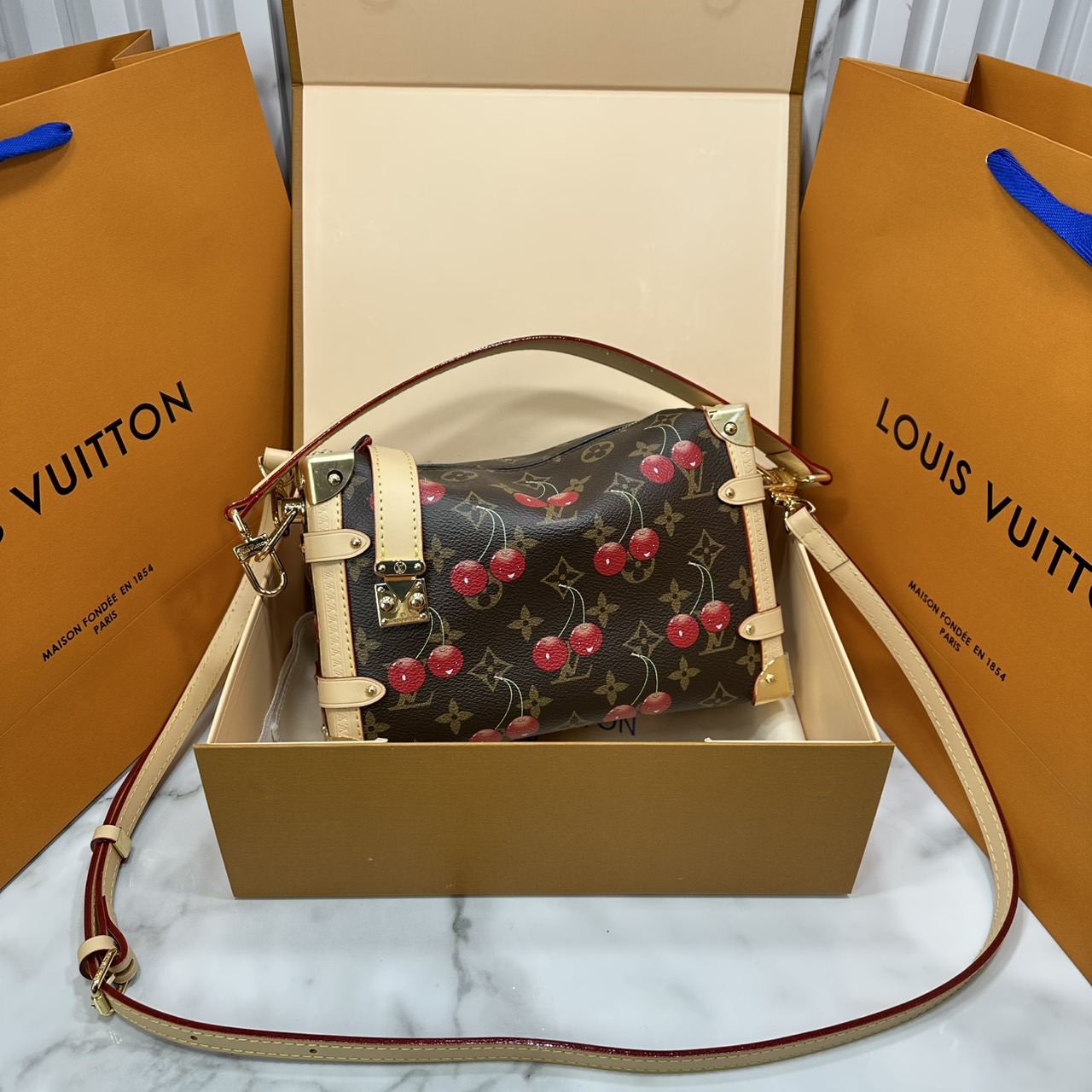 ORI หนังแท้ | LV x TM - Side Trunk MM Bag Monogram cherry canvas กระเป๋าสะพายทรงทรังค์ สะท้อนจิตวิญญาณแห่งความสนุกสนาน แสนมีชีวิตชีวา ด้วยตกแต่งลายเชอร์รี่สดใสงดงามอันเป็นเอกลักษณ์ของศิลปินชาวญี่ปุ่น