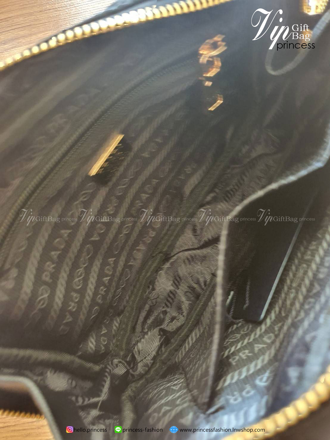 รุ่นใหม่มาแรง จากแบรนด์ PRADA รุ่นMini handbag มาพร้อมกันถึง2สาย สายคล้องติดกระเป๋า และสายยาว Crossbody วัสดุทำจากผ้าNylon ลายตาราง สวยหรูดูดีมากคะ เปิดปิดด้วยซิป ภายใรมีป้ายโลโก้แบรนด์ มีช่องซิป อละช่องใส่ของแยกอีก บุผ้าลายแบรนด์อย่างดี ใส่ของำด้หลากหลาย