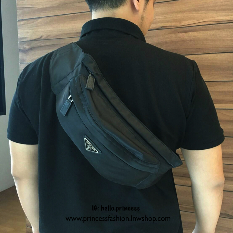 New Must Have Now อีกหนึ่งรุ่น Prada เหมาะกับท่านชาย เป็นอย่างยิ่ง กับกระเป๋าคาดอก / คาดเอว ทรงสวย จากงานพรีเมี่ยมกิ้ฟจากแบรนด์ PRADA ทรงฮิต วัสดุผ้า NYLON คุณภาพดี กันน้ำ100% ใส่ของได้หลากหลาย ตัวกระเป๋าอะไหล่สีเงิน ตัวล้อคปั้มจมแบรนด์สุดหรู ด้านมาพร้อมซ