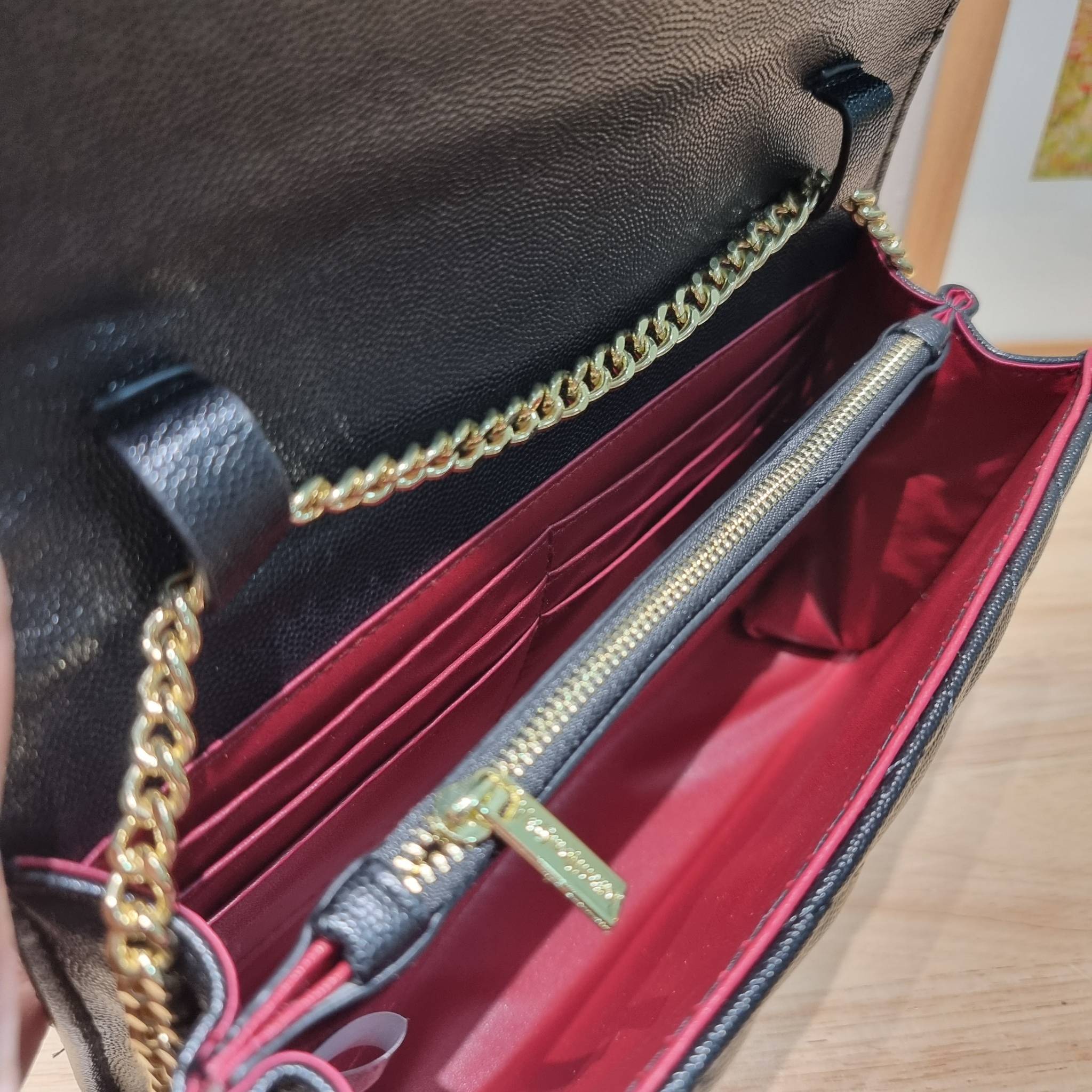 YSL WOC 9 ไม่เคยผิดหวังจริงๆ!! กับรุ่นที่สาวๆรู้กัน Yves Saint laurent clutch bag with chain กระเป๋าสะพายทรง woc สุดฮอต ดีไซน์เรียบหรู โดดเด่นด้วยโลโก้ด้านหน้า เพิ่มดีเทลความผู้ดี