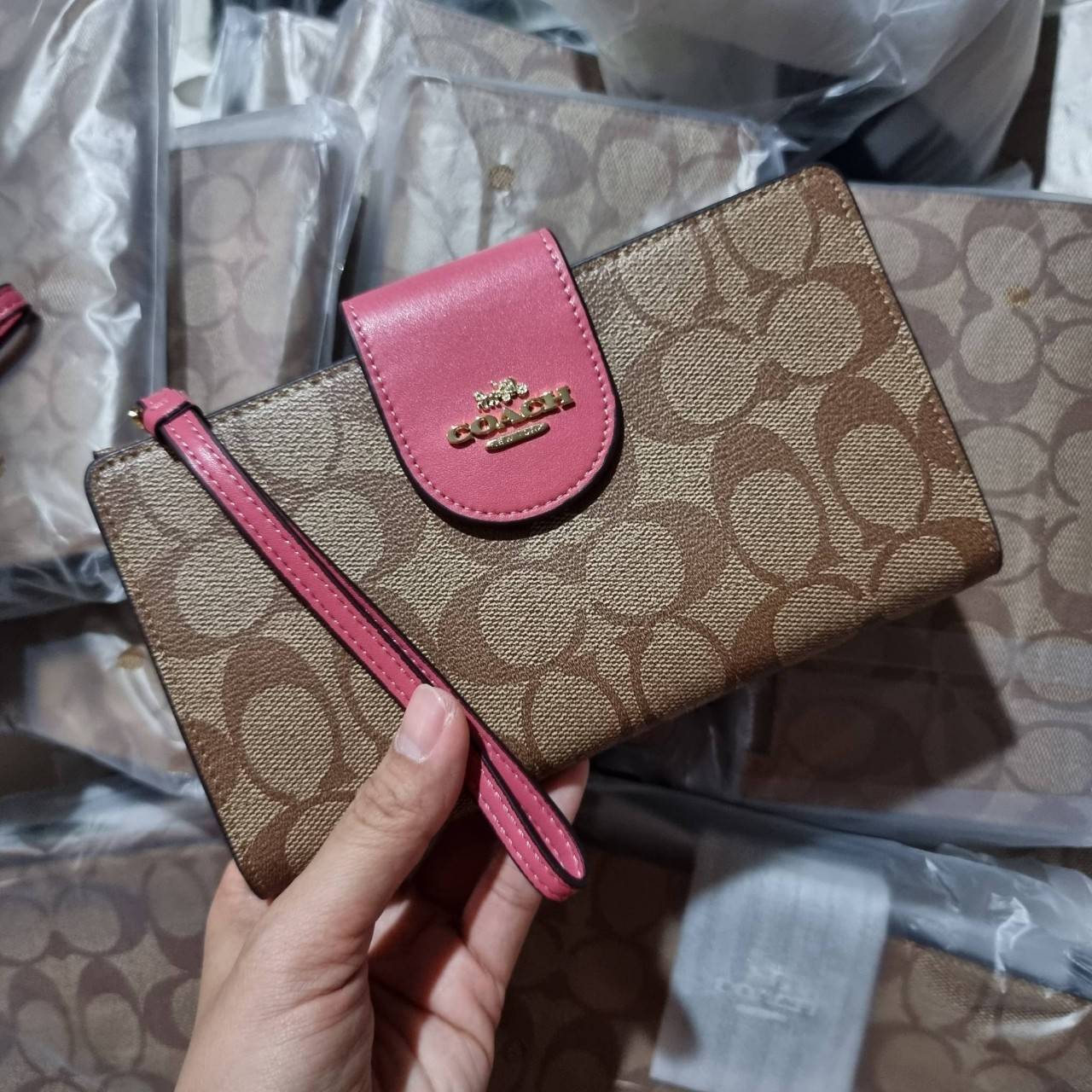 พร้อมส่ง 7 สี COACH C2874 TECH WALLET IN COLORBLOCK SIGNATURE CANVAS จัดให้สีใหม่ก่อนใคร!! ดีไซน์ใหม่ คอลเลคชั่นสวยหรู กระเป๋าสตางค์พร้อมสายคล้องมือ ง่ายต่อชีวิตมากจ้า!! มันดีอะไรเบอร์นี้ ใส่ได้ทั้งบัตร และโทรศัพท์ก็ใส่ได้ทุกรุ่น แถมยังมีช่องซิปแยกไปอีก ช