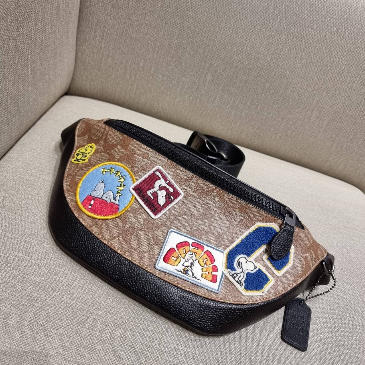 COACH C4028 COACH x PEANUTS WARREN BELT BAG IN SIGNATURE CANVAS WITH VARSITY PATCHES กระเป๋าคาดอกไซส์ใหญ่ คอลเลคชั่นยอดฮิต!! เป็นรุ่นสุดยอดของความคลาสสิค ขนาดสะพายกำลังเท่ คูลๆ ใช้งานง่าย ได้ทั้งหนุ่มๆและสาวๆ วัสดุหนังแคนวาสเคลือบลายสลับหนัง pepble น่าใช้