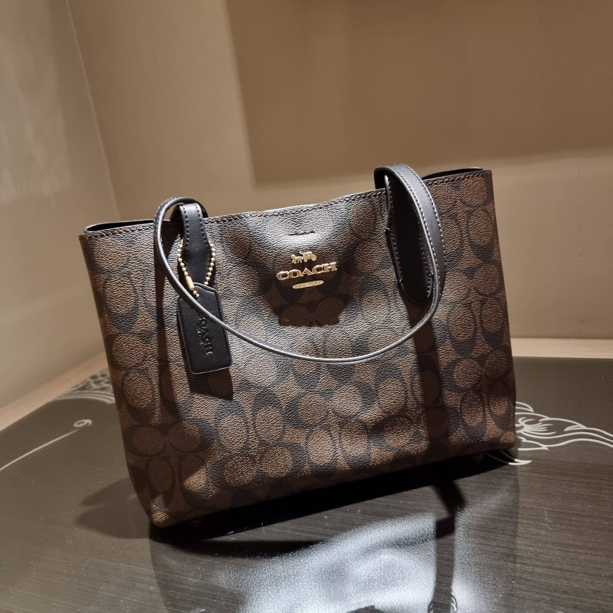 OUTLET 】COACH 73293 MINI AVENUE CARRYALL IN SIGNATURE CANVAS กระเป๋าสะพายรุ่นคลาสสิค คัมแบคแล้วจ้าแม่!! ไซส์กำลังสวย วัสดุหนังแคนวาสคุณภาพดี ด้านข้างเก็บทรงได้ เปิด-ปิดด้วยกระดุมแม่เหล็ก ใช้งานง่าย มีช่องซิป ใบนี้เห็นเล็กๆ แต่จุได้เยอะพอสมควรเลยน้า ɣ