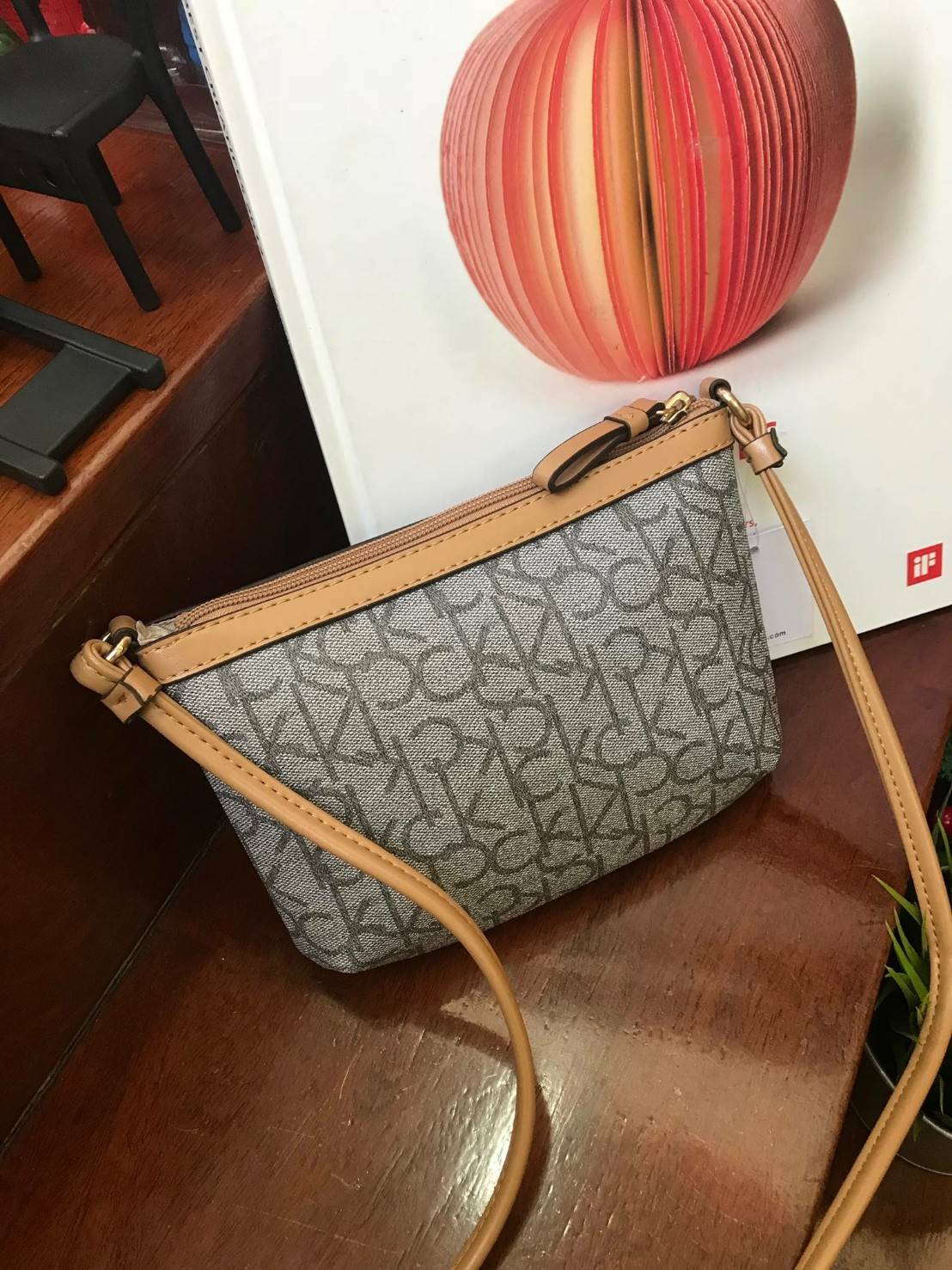 Calvin klein mini crossbodyBag กระเป๋าสะพายทรงครอสบอดี้ มีลายแบรนด์เป็นซิกเนเจอร์รอบใบทั้งภายในและภายนอก เปิดปิดด้วยซิปเดียวใช้งานง่าย ใบมินิน่ารัก ใส่ธนบัตร บัตรต่างๆ เครื่องสำอางค์ของจุกจิกได้ ต้องมีสะพาย นับเป็นตัวเลือกที่น่าสนใจสำหรับคนที่กำลังมองหากร