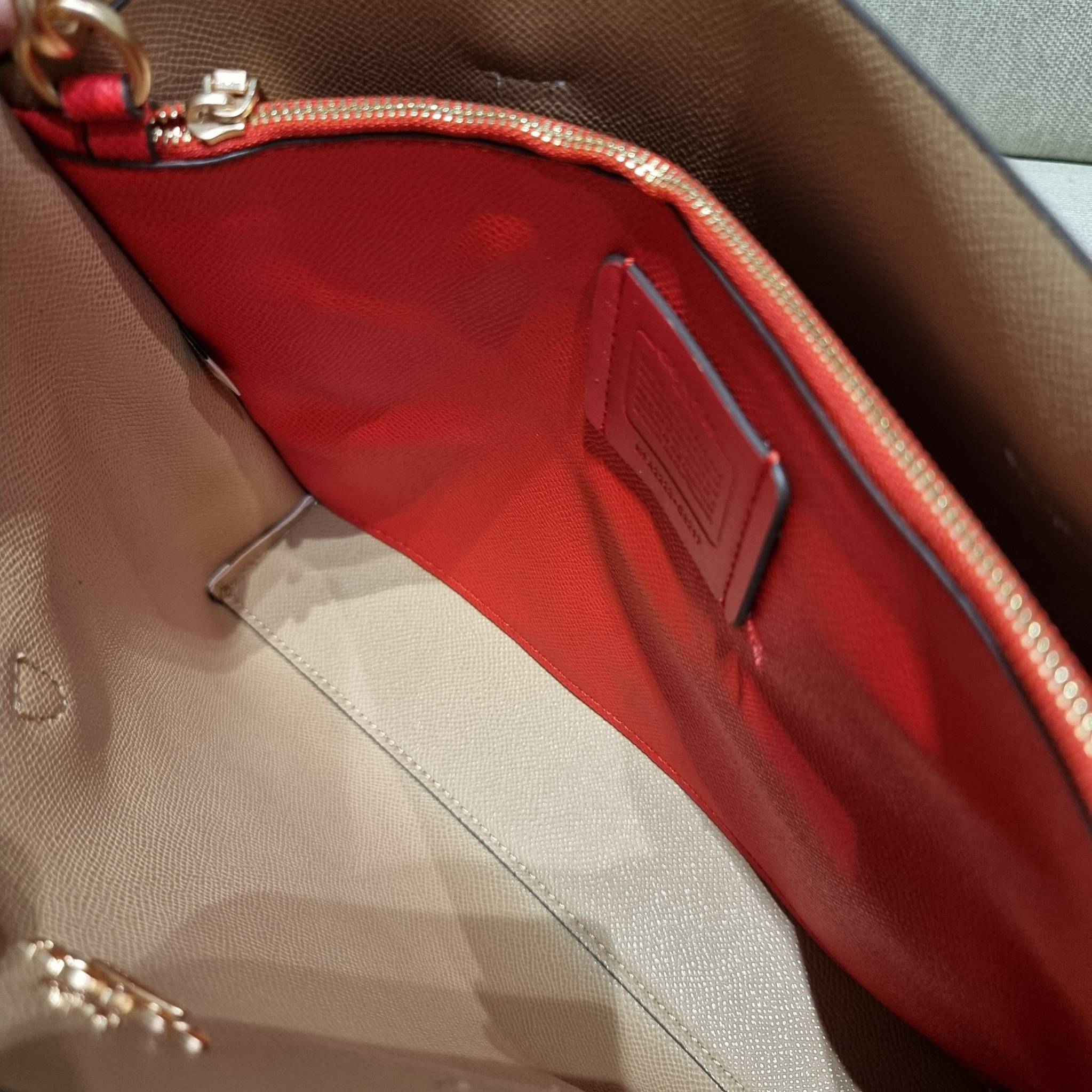 COACH C8217 MOLLIE TOTE 25 WITH DREAMY LAND FLORAL PRINT คอลใหม่ล่าสุด ยังไม่เข้า shop ไทย สวยๆแบบไม่ต้องรอพรีฯให้ยาวนาน กับกระเป๋าโท้ทไซส์เล็กที่สาวๆต่างก็ต้องปักใจรัก สวยสมใจ ดีไซน์ลวดลายดอกไม้ คละเคล้าเต็มใบ ละมุน สดใส น่าใช้สุดๆ วัสดุหนังแคนวาส ภายในโ