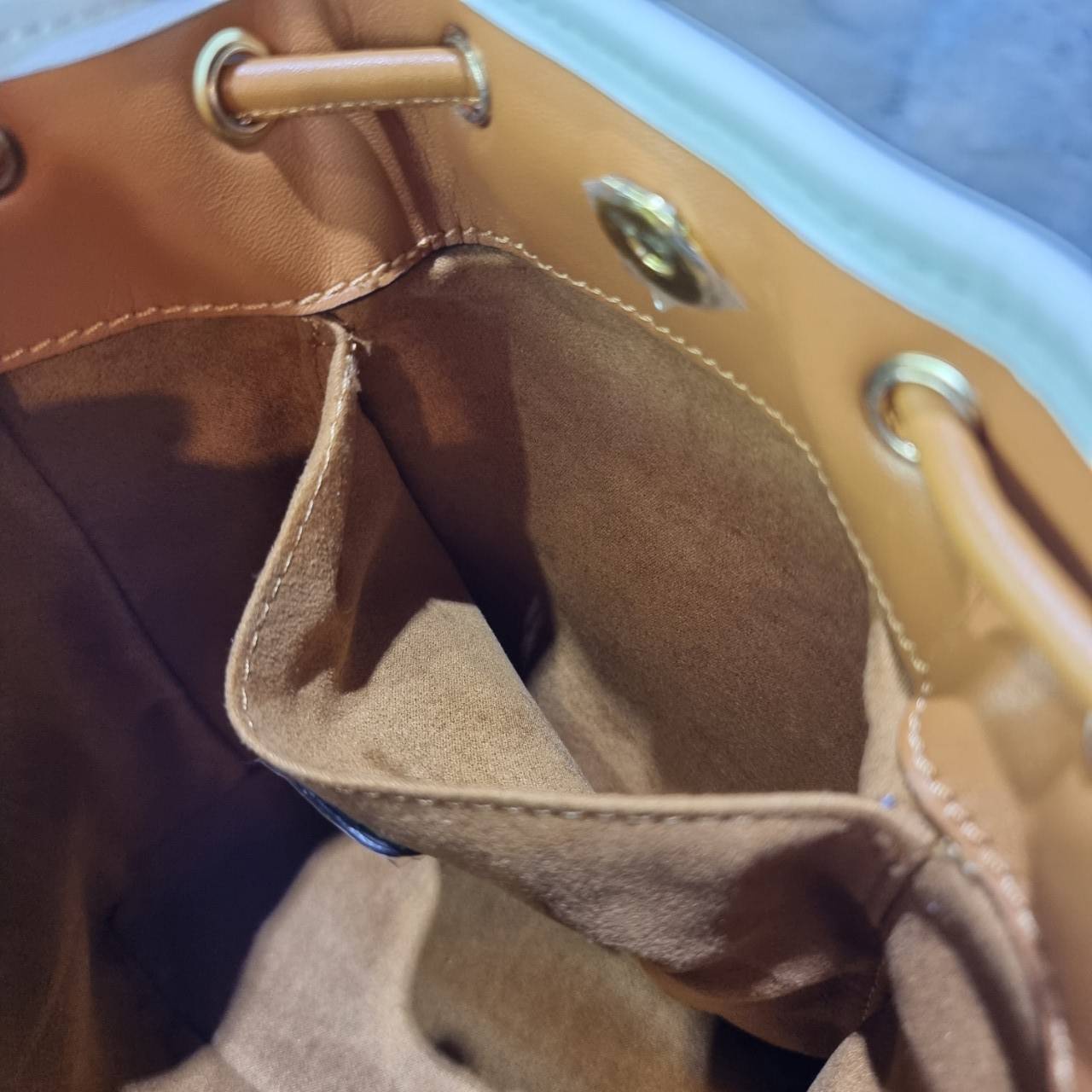 M.C.M ZOO RABBIT DRAWSTRING BAG IN VISETOS LEATHER MIX คอลเลคชั่นซูมาใหม่ ฮิตหนักมากที่เกาหลีและญี่ปุ่น ไอเท็มสุดคิ้วท์ น้องกระะต่ายโดดเด่น กระเป๋าสะพายทรง bucket ไซส์เล็กขนาดน่ารักน่าใช้ แฟชั่นสไตล์มากใบนี้ ดีไซน์น้องกระต่ายแอบในกระเป๋า และสามารถนำออกมาห