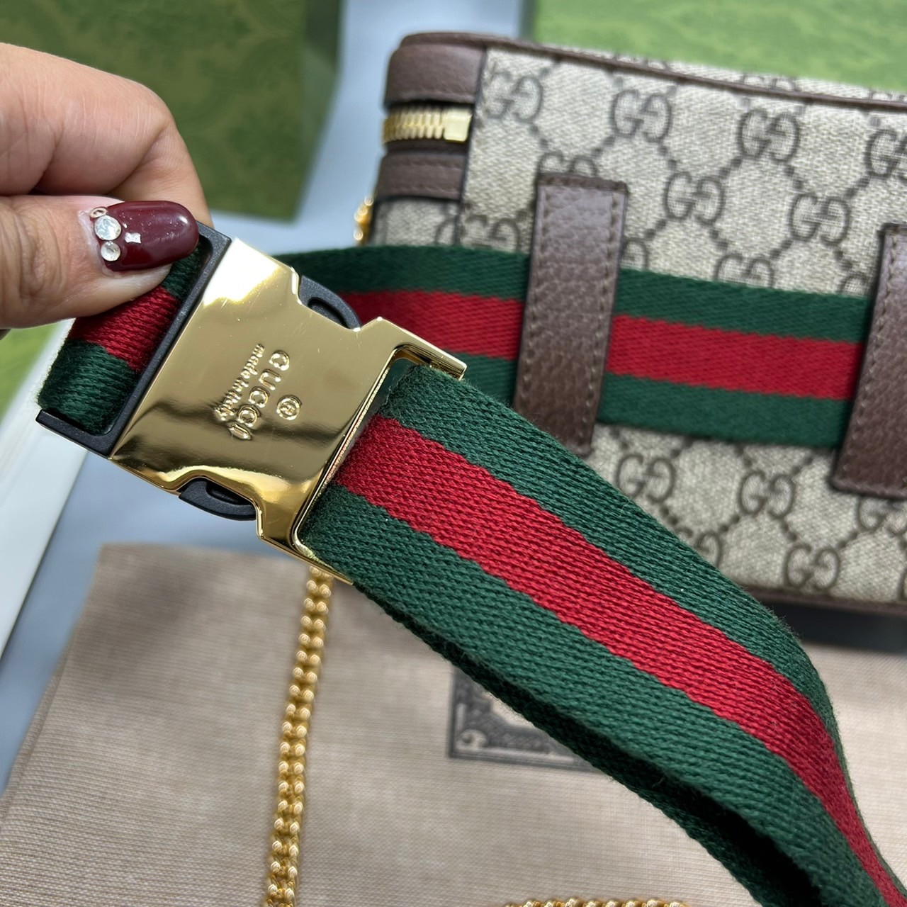GUCCI Ophidia belt bag with Web เกรดออริจินอล กระเป๋าคาดเอว และสะพายข้างด้วยสายโซ่ได้ งานหนังแท้และแคนวาสอย่างดี รุ่นใหม่ล่าสุด ใช้ได้ทั้งชายหญิง เป็นรุ่นที่มาเท่าไรก็ไม่เคยพอขาย ฮอตมากๆค่ะ ภาพถ่ายจากงานขายจริง ใช้งานต่างประเทศได้