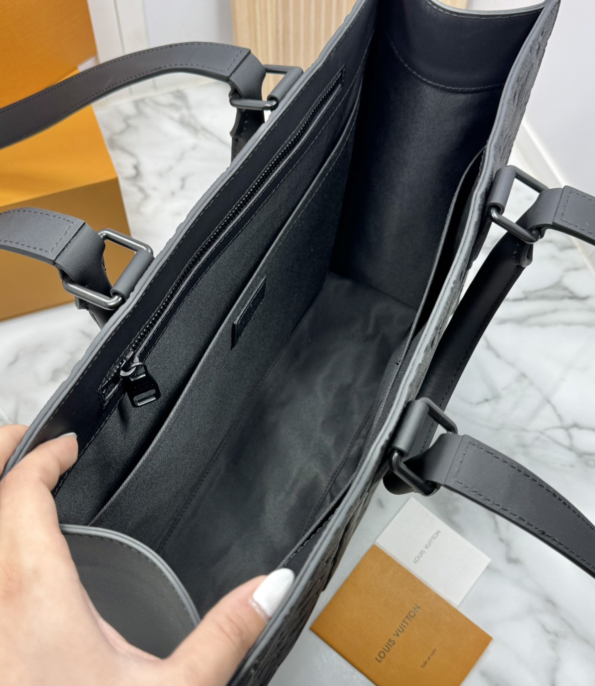 TOP ORI หนังแท้ | LV Sac Plat 24H Tote bag กระเป๋าโท้ทใบใหญ่ หนัง Taurillon ฉลุลายโมโนแกรมสวยหรูคมชัด สะท้อนความสง่างามเปี่ยมเสน่ห์สไตล์มัสคิวลีน ด้านในมีพื้นที่จุของได้มาก มีช่องแบ่งสัดส่วนด้านในไว้อย่างดี