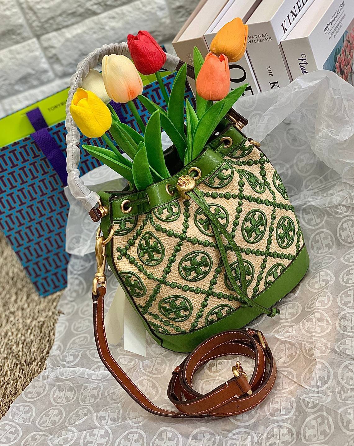 TORY BURCH T MONOGRAM STRAW BUCKET BAG NATURAL/SHISO 🌿สวยงามสะดุดตามากๆค่ะ จัดหนักกันไปเลยจ้า กับรุ่นที่สาวๆรอคอย พร้อมเสิร์ฟความสวยให้ถึงบ้านแล้วน้า กระเป๋าบัคเก็ตทรงยอดนิยม ดีไซน์ใหม่ล่าสุด ยูนีคไม่เหมือนใคร ลายสานเต็มใบพร้อมปักโลโก้เอกลักษณ์สีเ