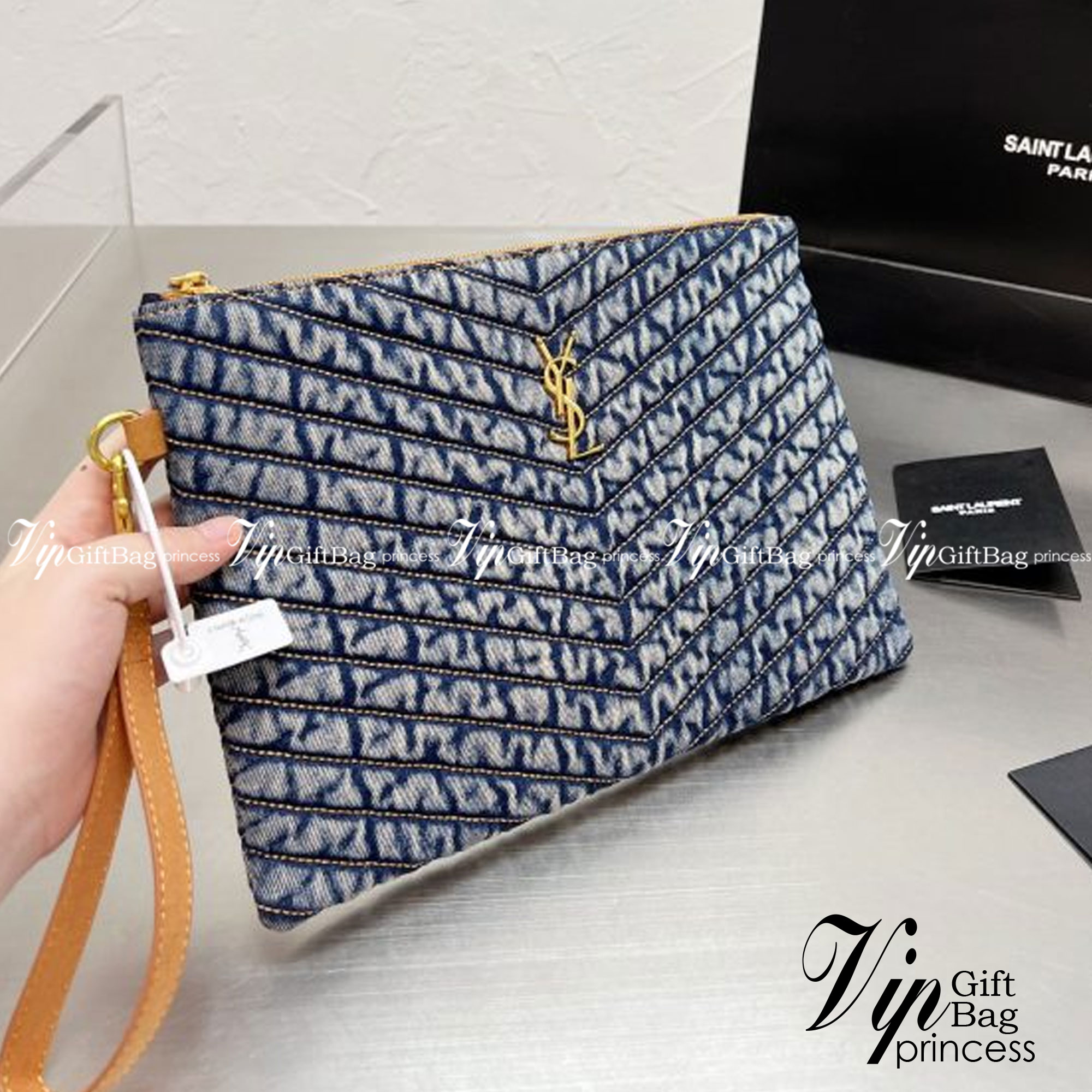 Saint Laurent Monogram quilted denim tablet pouch / YSL denim tablet pouch กระเป๋าทรงพอชดีไซน์ใหม่ ใช้งานง่าย สะดวก กะทัดรัด พกแท็บเล็ตติดตัวไปด้วยในกระเป๋าโมโนแกรมนี้ โดดเด่นด้วยเอฟเฟกต์แบบวินเทจและการเย็บตะเข็บแบบควิลท์ เป็นรุ่น unisex ใช้ไดทั้งหญิงชาย 