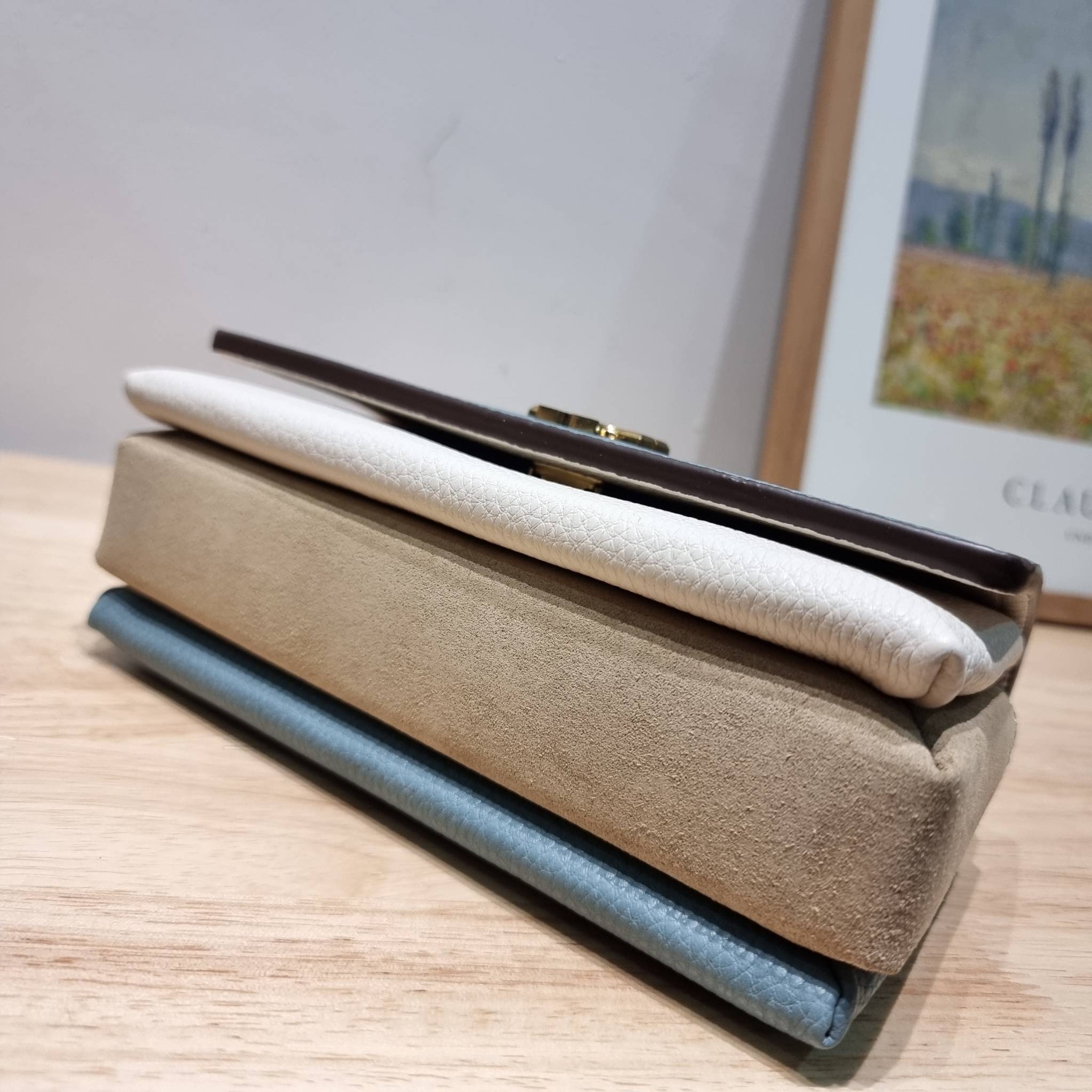 TORY BURCH LIMITED-EDITION MINI BAG รุ่นลิมิเต็ด ที่ sold out ไปแล้วหลายช็อป มีมาให้ช้อปที่นี่! กับกระเป๋าสะพายข้างทรงผู้ดี ไซส์มินิ ที่ผลิตมาในจำนวนจำกัด โดดเด่นด้วยอะไหล่ทองคลาสสิคหรูหรา และสายสะพายโซ่สลับหนัง ทำให้สะพายได้โดยไม่เจ็บไหล่