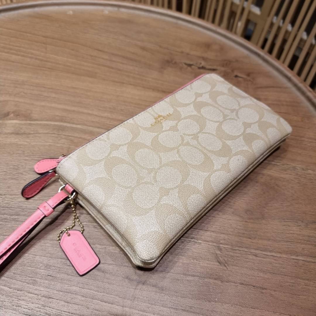 COACH F54057 DOUBLE ZIP WALLET IN SIGNATURE กระเป๋าคล้องมือ size L ใบนี้ใส่มือถือได้ทุกรุ่น ขนาดกำลังดี พกพาสะดวกมากๆ วัสดุหนังสังเคราะห์ ภายในเป็นผ้าสีสวยคม ใส่ธนบัตร ใส่บัตรได้เยอะ ใส่มือถือได้สบายๆทุกรุ่น ตอบโจทย์สาวๆที่ไม่ชอบพกเยอะวุ่นวายจ้า ใบนี้เอาอ