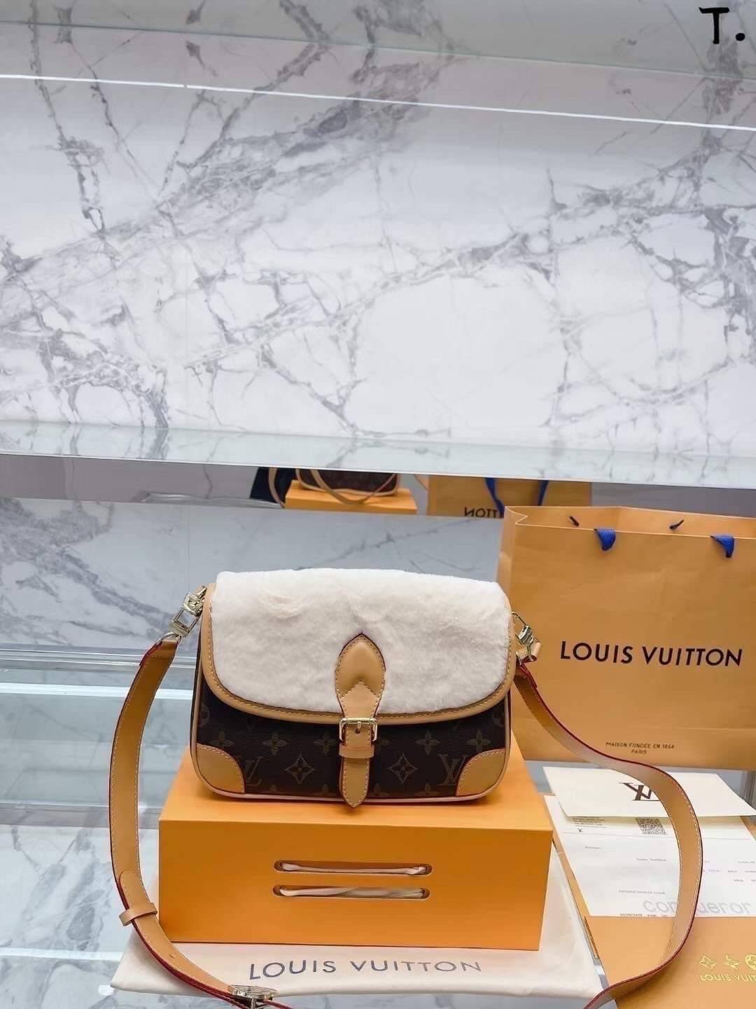 LV DIANE FLEECE BAG ใหม่กับรุ่นที่ทำมาจำนวนจำกัด ดีไซน์ต้อนรับอากาศเย็นๆช่วงส่งท้ายปี กับกระเป๋าสะพายทรงสวย ดีไซน์คลาสสิคซ่อนความหรู ด้วยการตกแต่งขนฟูนุ่ม วัสดุหนังแคนวาสตัดสลับหนังแท้