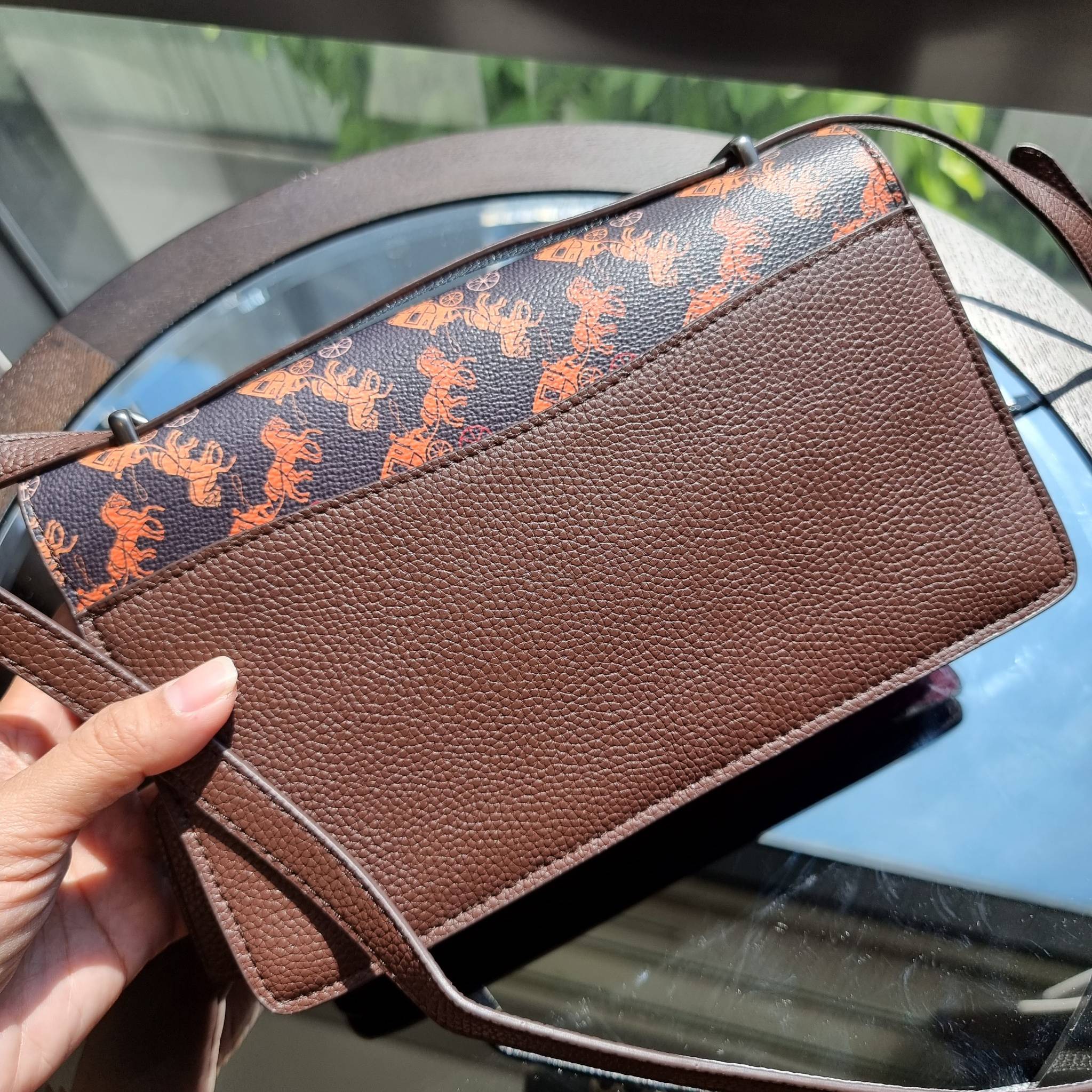 OUTLET 】COACH 88343 CAMILLE CROSSBODY WITH HORSE AND CARRIAGE PRINT AND ARCHIVE PATCH คอลเลคชั่นหายาก ที่สาวๆตั้งตารอ!! ด้วยดีไซน์ลุคผู้ดี ตกแต่งลวดลายออกมาดูโดดเด่น กับกระเป๋าสะพายที่ปรับใช้ได้หลายหลายสไตล์ สะพายไหล่สายคู่ สะพายข้างสายเดี่ยว หรือจะเอาสาย