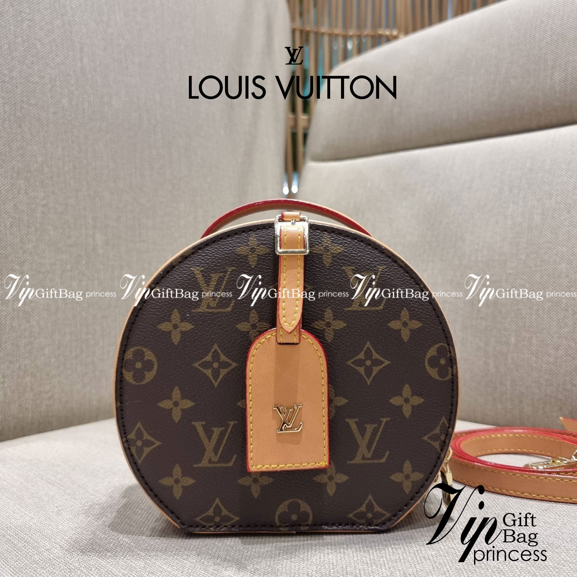 LV CROSSBODY ROUND BAG / LV BOITE CHAPEAU สุดยอดของรุ่นที่ฮิตตลอด กระเป๋าสะพาย สวยอยู่ทรง ผู้ดีมากๆ วัสดุหนังแคนวาสคุณภาพ โดดเด่นด้วยรูปทรงเอกลักษณ์ มาพร้อมแท็กหนังห้อย เพิ่มความแพงไปอีก เปิด-ปิดด้วยซิป ภายในเป็นช่องโล่ง สวยไปอีกหนึ่ง มีสายสะพายครอสให้ ปร