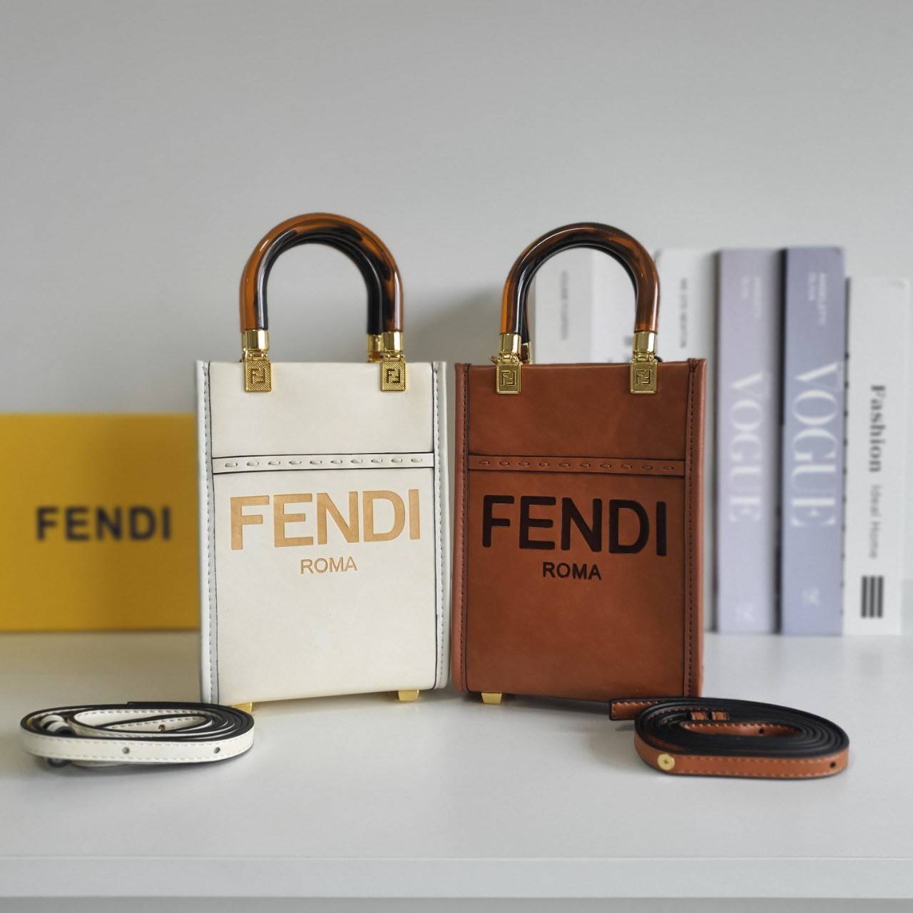 สวยหรูมาก กับ FENDI MINI SUNSHINE SHOPPER วัสดุหนังแท้ทั้งใบ ปั้มชื่อแบรนด์ด้านหน้า ที่จับเซรามิคสีสวยมีสลักแบรนด์ *ทรงมินิน่ารัก ด้านในเป็นช่องโล่งกว้าง สามารถใส่ กระเป๋าสตางค์สั้น มือถือได้ทุกรุ่น มาพร้อมสายสะพาย ถอดปรับได้ อะไหล่ปั้มแบรนด์สีทอง ปั้มโลโ